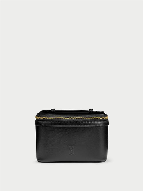 AYA BEAUTY SMALL toalettmappe fra By Malene Birger i fargen sort, laget i resirkulert skinn. Foret med cotton canvas, innvendig lomme, justerbart håndtak og dobbel glidelås.