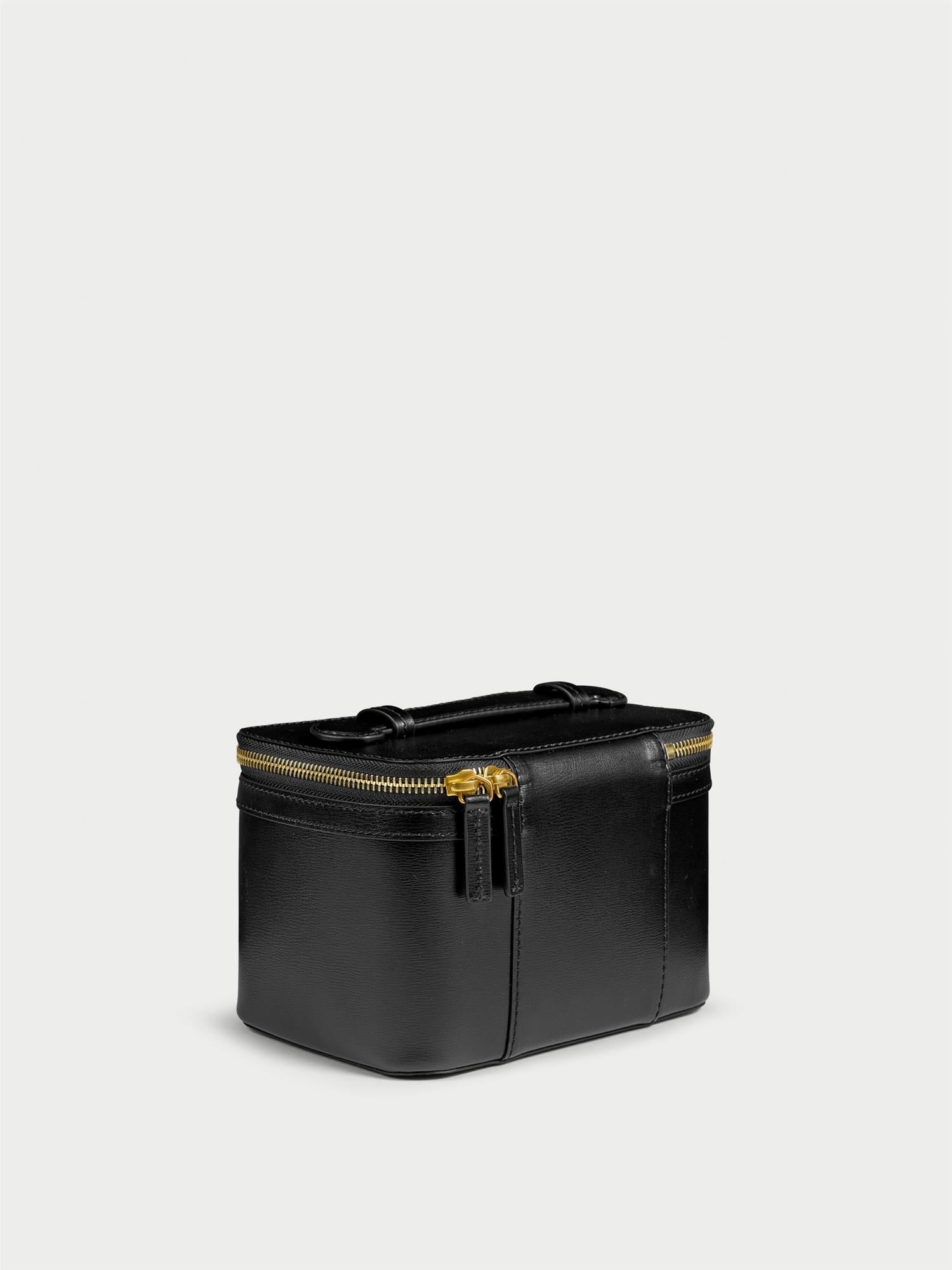 AYA BEAUTY SMALL toalettmappe fra By Malene Birger i fargen sort, laget i resirkulert skinn. Foret med cotton canvas, innvendig lomme, justerbart håndtak og dobbel glidelås.