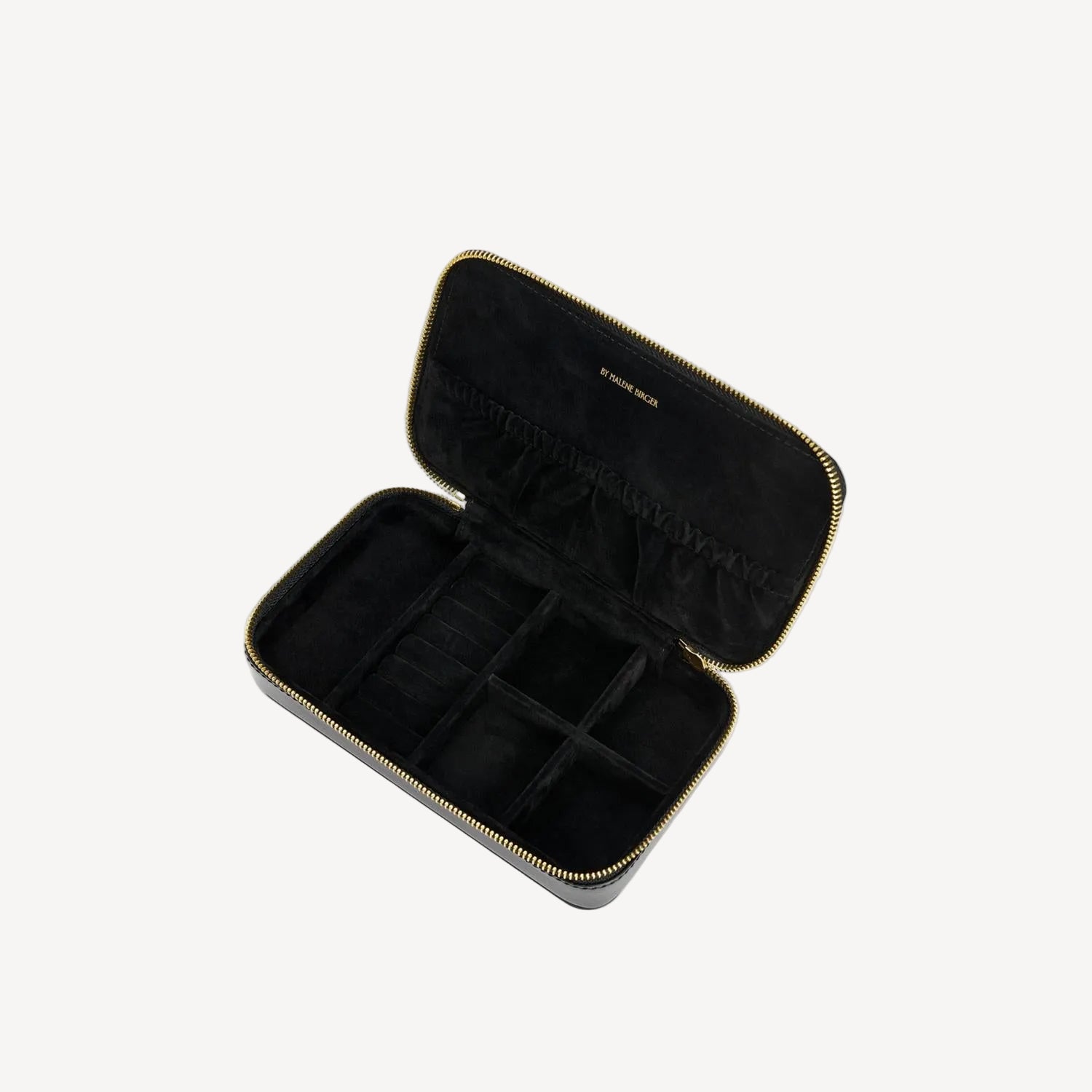 By Malene Birger Aya Cher smykkeskrin i sort, laget av resirkulert skinn, gummi og polyuretan, med monogram-logo.