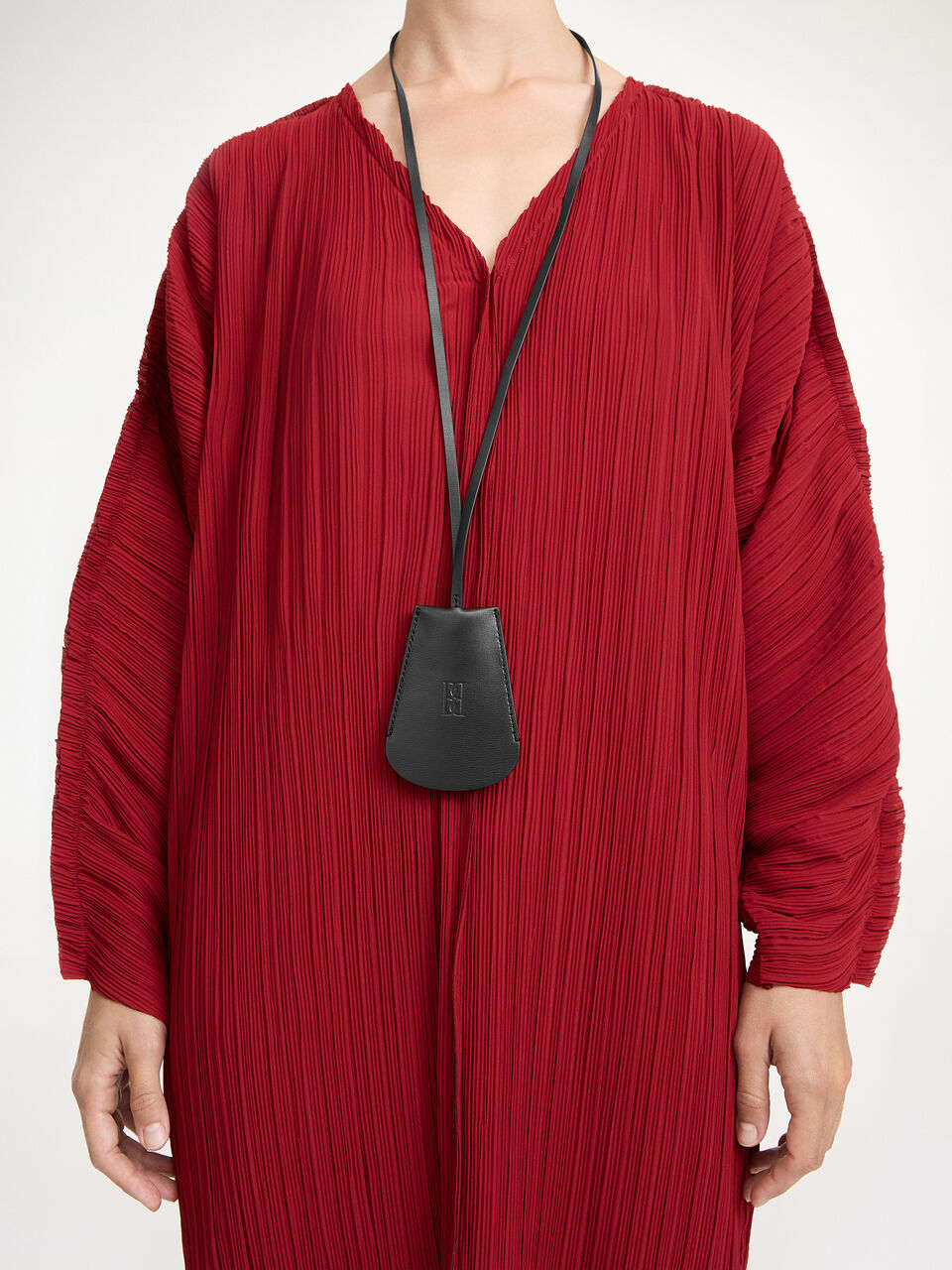 By Malene Birger Aya Key nøkkelring i sort, laget av resirkulert skinn, gummi og polyuretan, med monogram i front og to nøkkelringer.