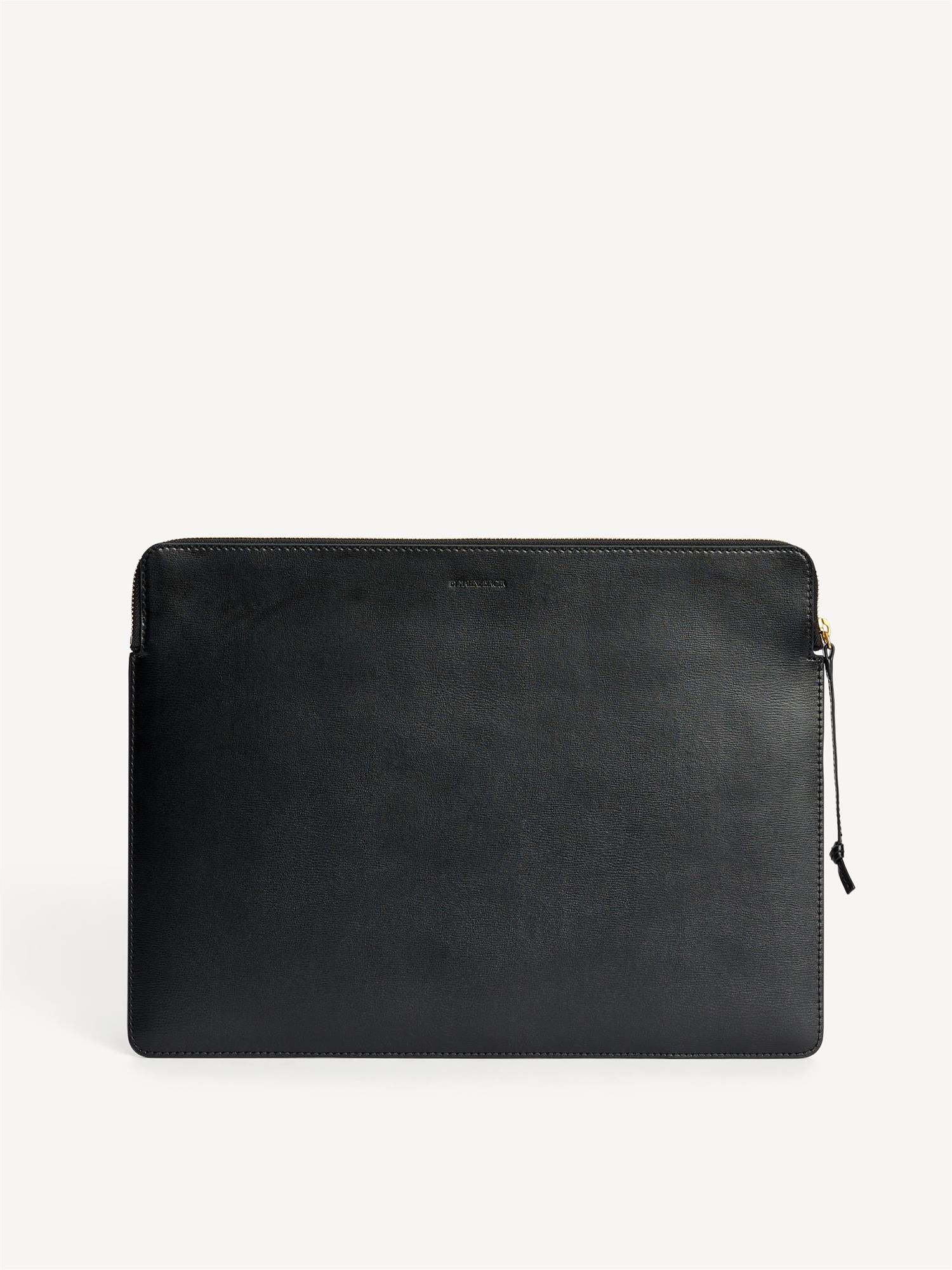 By Malene Birger Aya laptop-mappe i sort, laget av resirkulert skinn, gummi og polyuretan, med plass til en 13" MacBook.