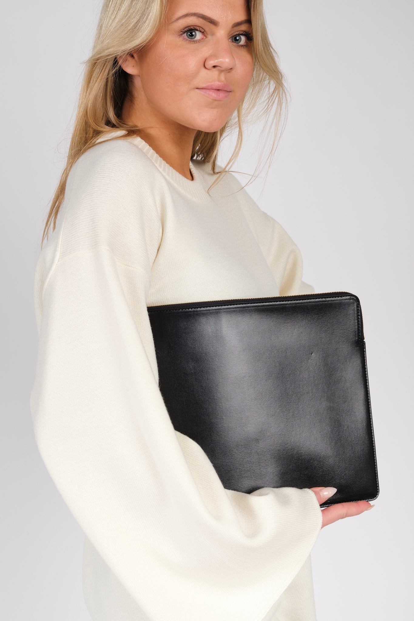 By Malene Birger Aya laptop-mappe i sort, laget av resirkulert skinn, gummi og polyuretan, med plass til en 13" MacBook.