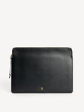 By Malene Birger Aya laptop-mappe i sort, laget av resirkulert skinn, gummi og polyuretan, med plass til en 16" MacBook.