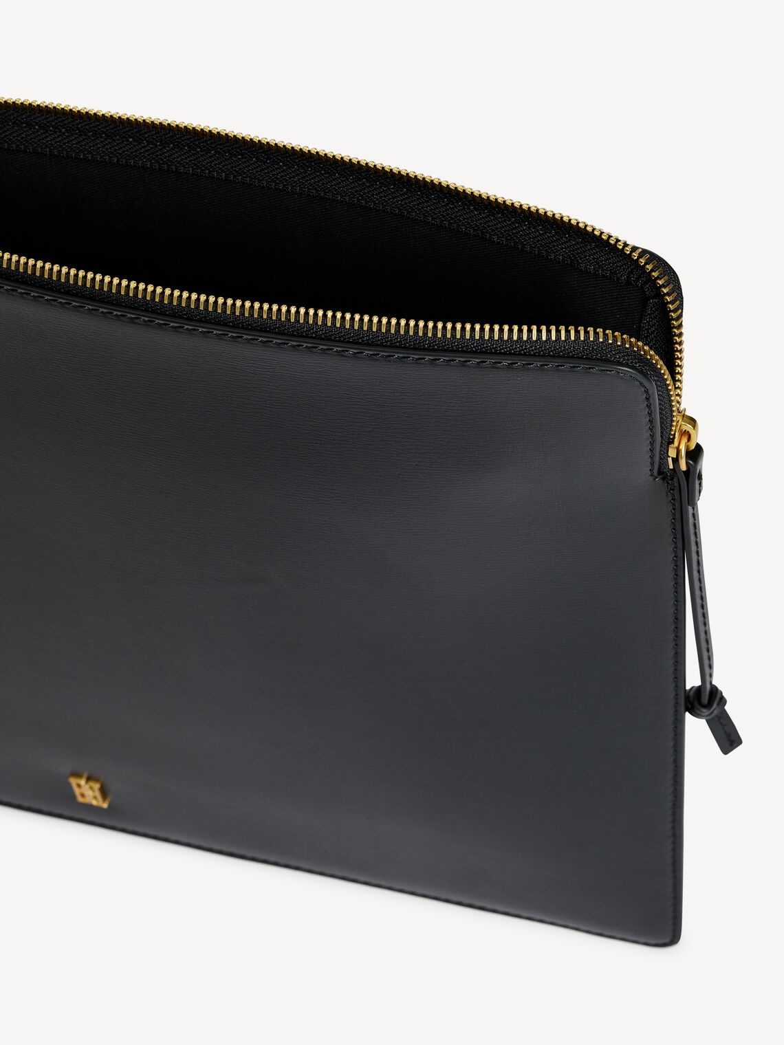 By Malene Birger Aya laptop-mappe i sort, laget av resirkulert skinn, gummi og polyuretan, med plass til en 16" MacBook.