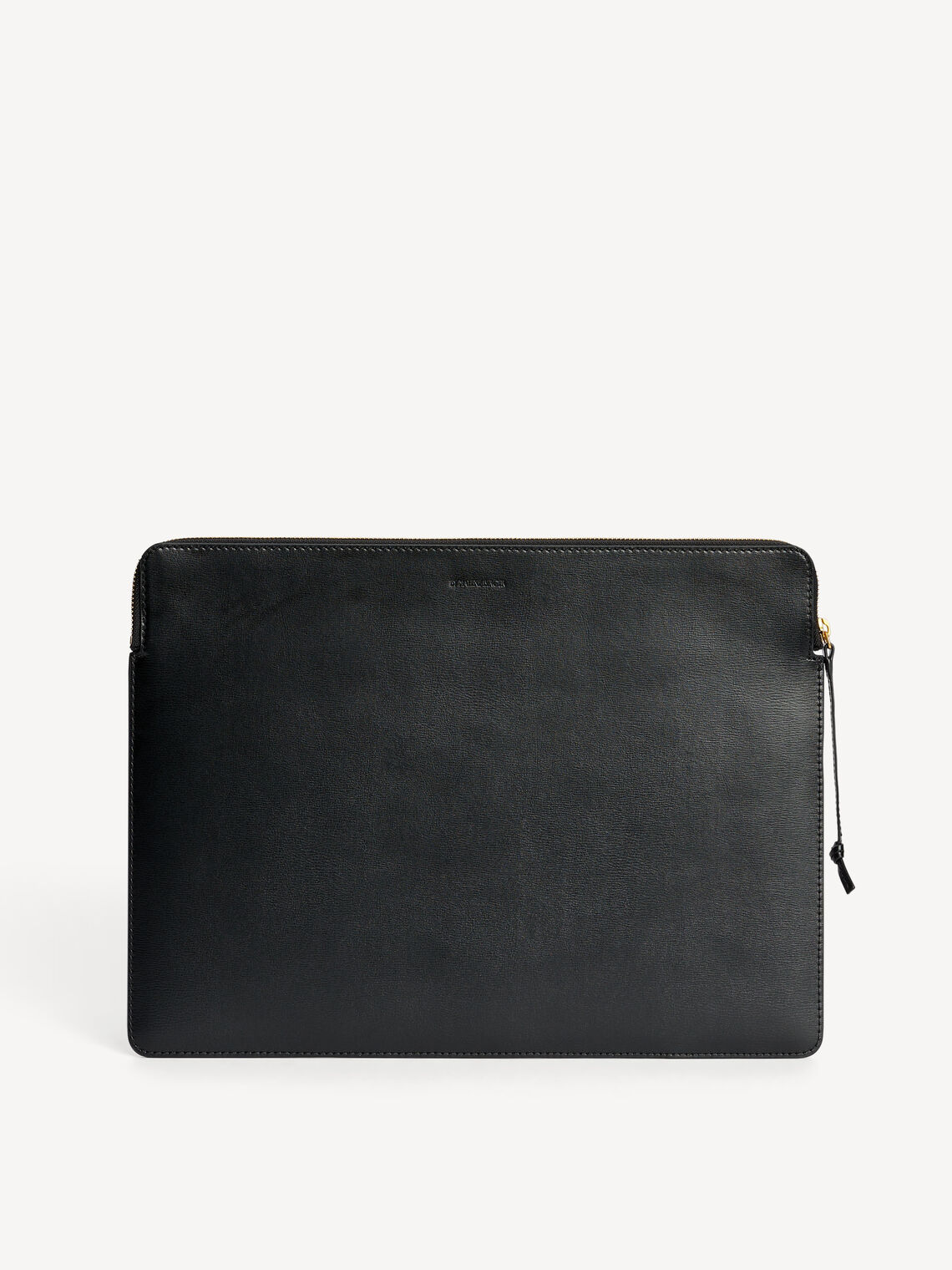 By Malene Birger Aya laptop-mappe i sort, laget av resirkulert skinn, gummi og polyuretan, med plass til en 16" MacBook.