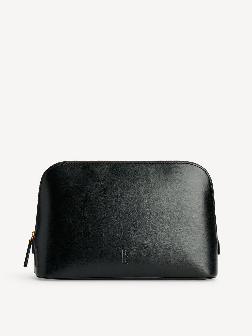 By Malene Birger Aya medium toalettmappe i sort, laget av resirkulert skinn, gummi og polyuretan, med en stiv bunn og emblem på siden.
