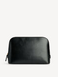 By Malene Birger Aya medium toalettmappe i sort, laget av resirkulert skinn, gummi og polyuretan, med en stiv bunn og emblem på siden.