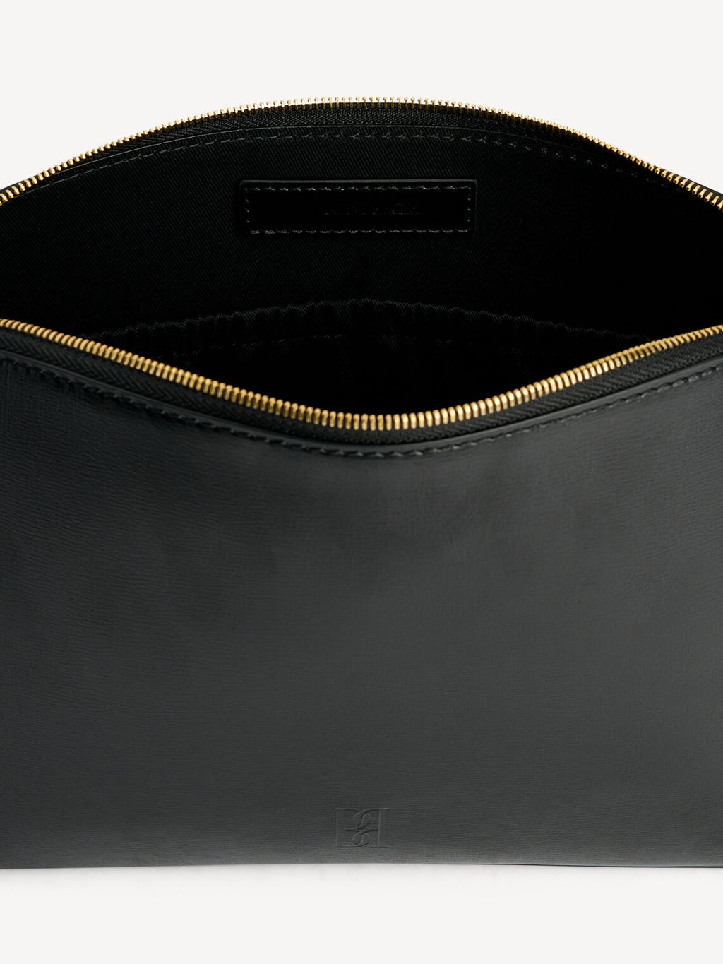 By Malene Birger Aya medium toalettmappe i sort, laget av resirkulert skinn, gummi og polyuretan, med en stiv bunn og emblem på siden.