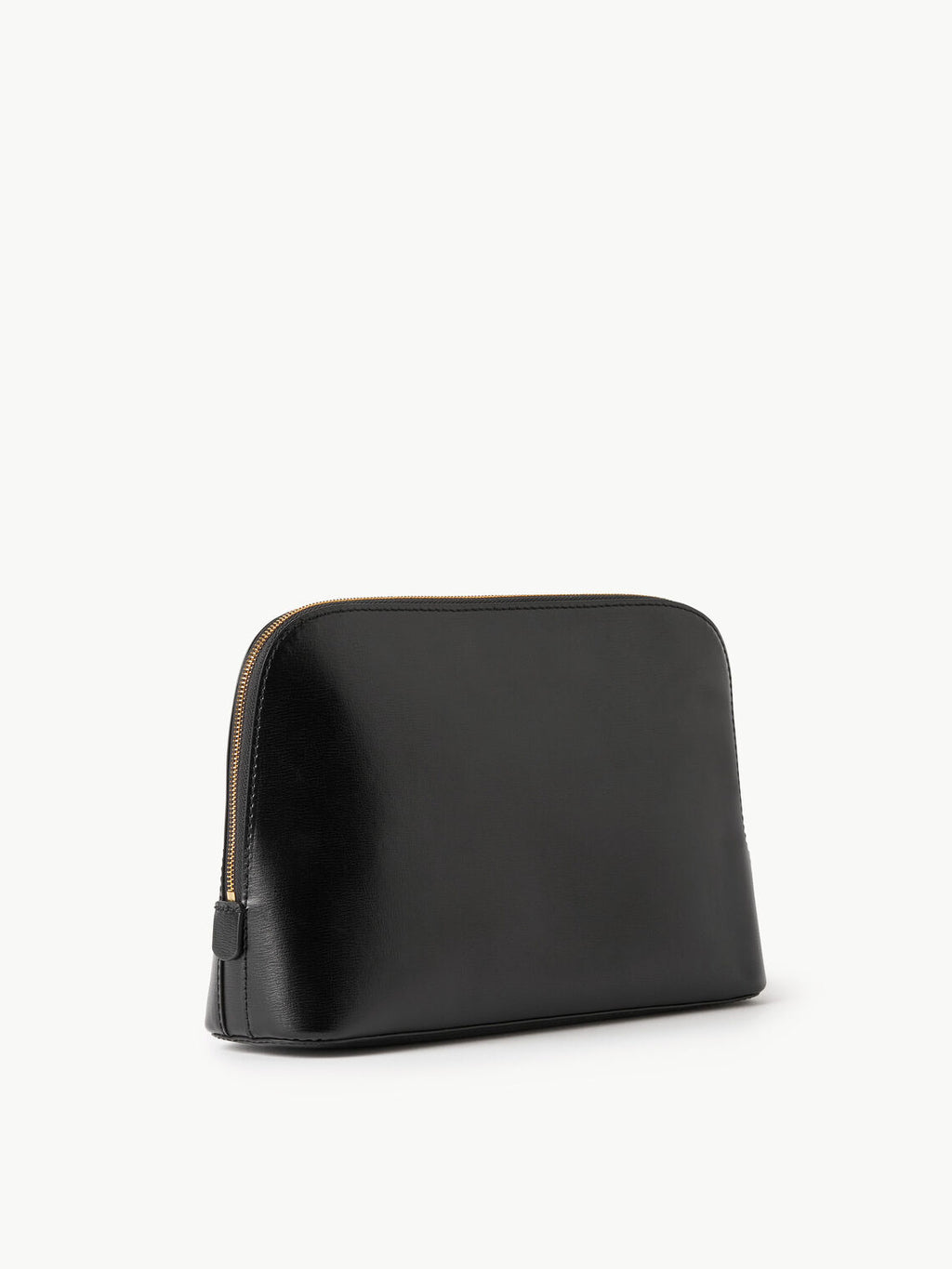 By Malene Birger Aya medium toalettmappe i sort, laget av resirkulert skinn, gummi og polyuretan, med en stiv bunn og emblem på siden.