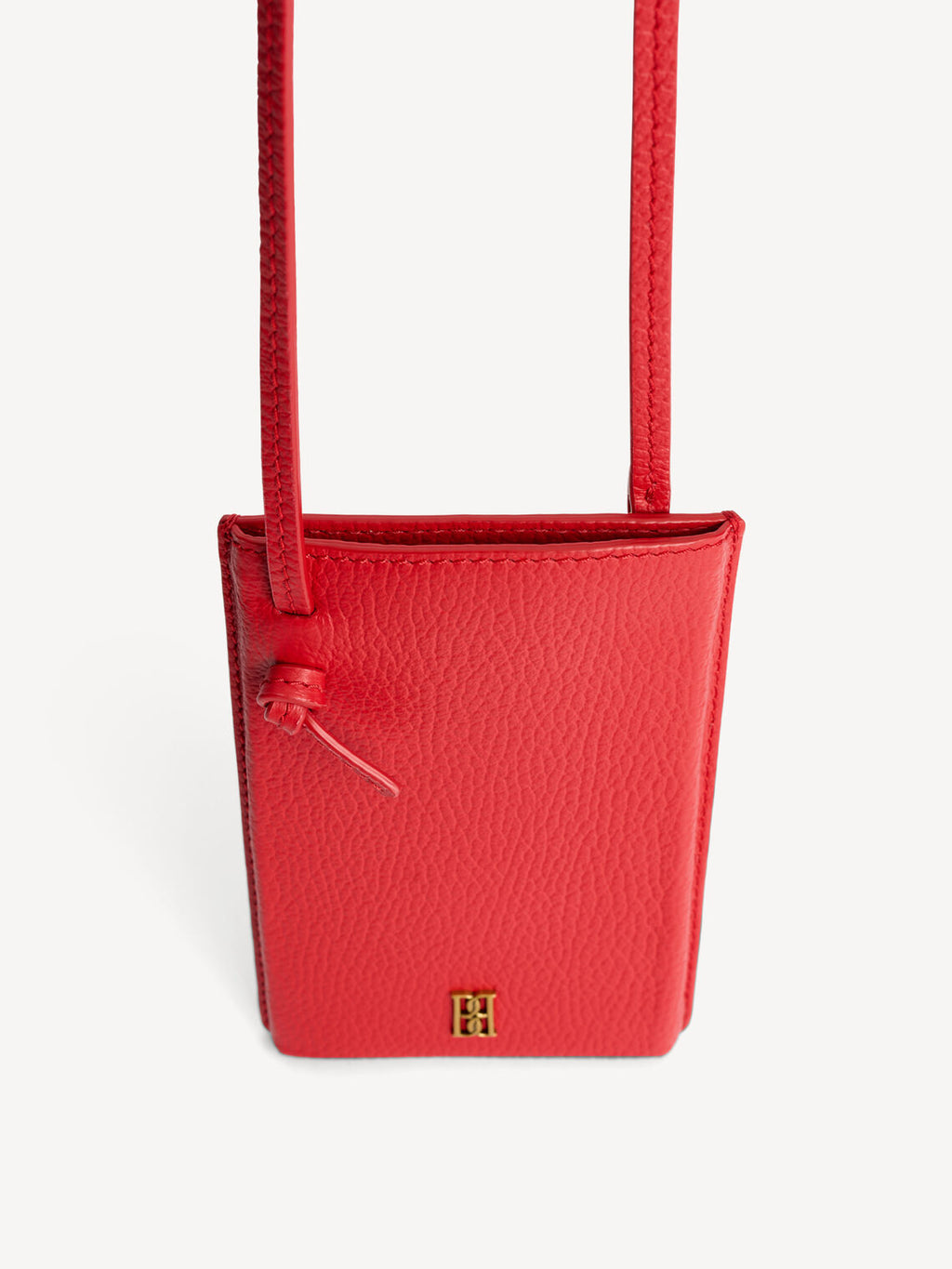 By Malene Birger Aya Phone mobilveske i rød kuskinn, med monogram-motiv og justerbar stropp.