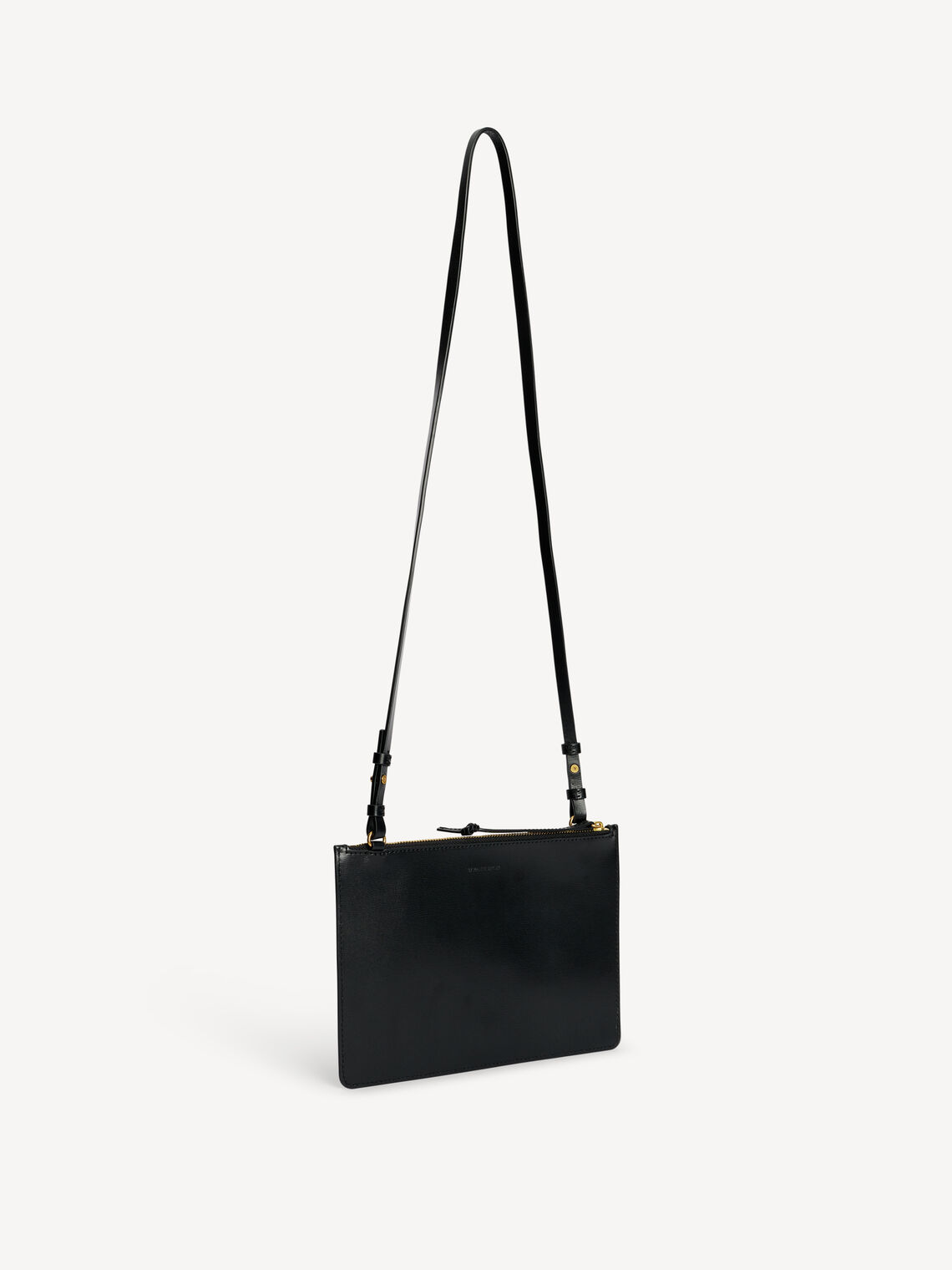 By Malene Birger Aya Purse veske i sort, resirkulert skinn, med Swirl-logo i front og justerbar skulderreim.