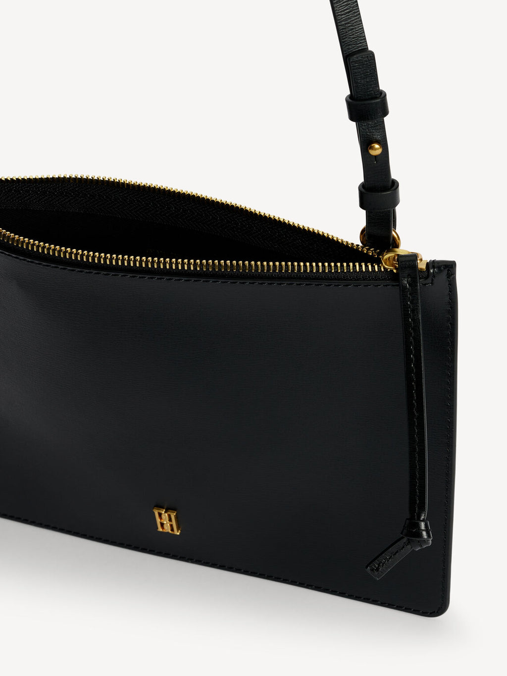 By Malene Birger Aya Purse veske i sort, resirkulert skinn, med Swirl-logo i front og justerbar skulderreim.