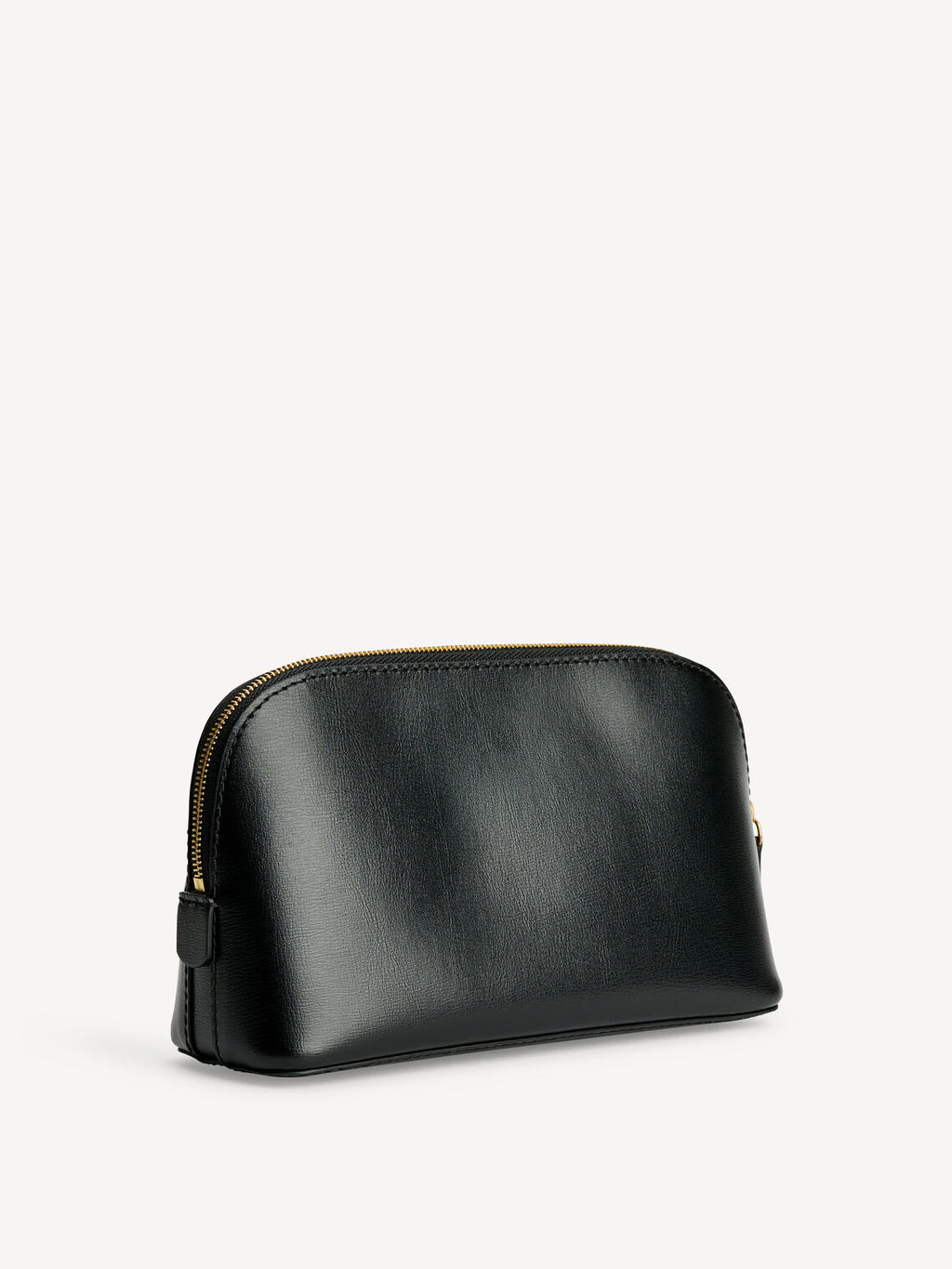 By Malene Birger Aya Small toalettmappe i sort, laget av resirkulert skinn, gummi og polyuretan, med foret innside og emblem på utsiden.