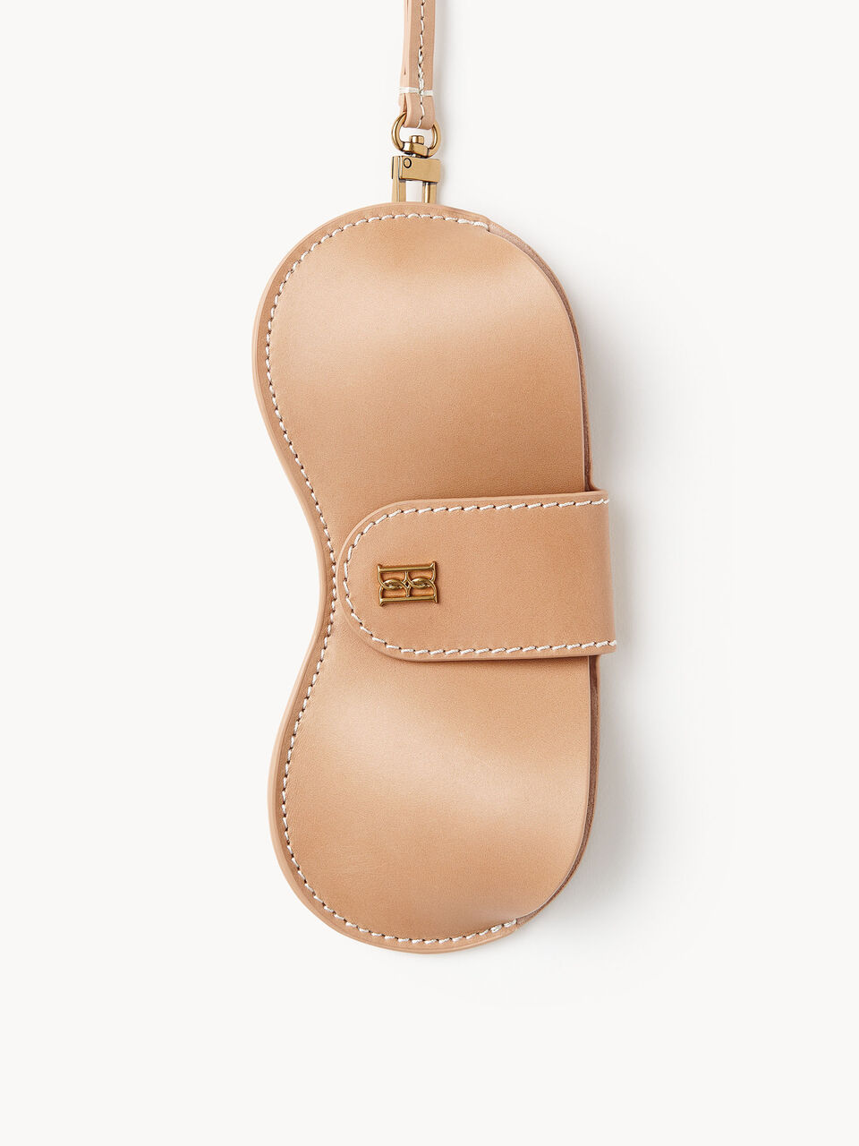 By Malene Birger Aya Sunny solbrilleetui i brun, laget av 100% ubehandlet kuskinn, med monogram-logo og avtagbar reim.