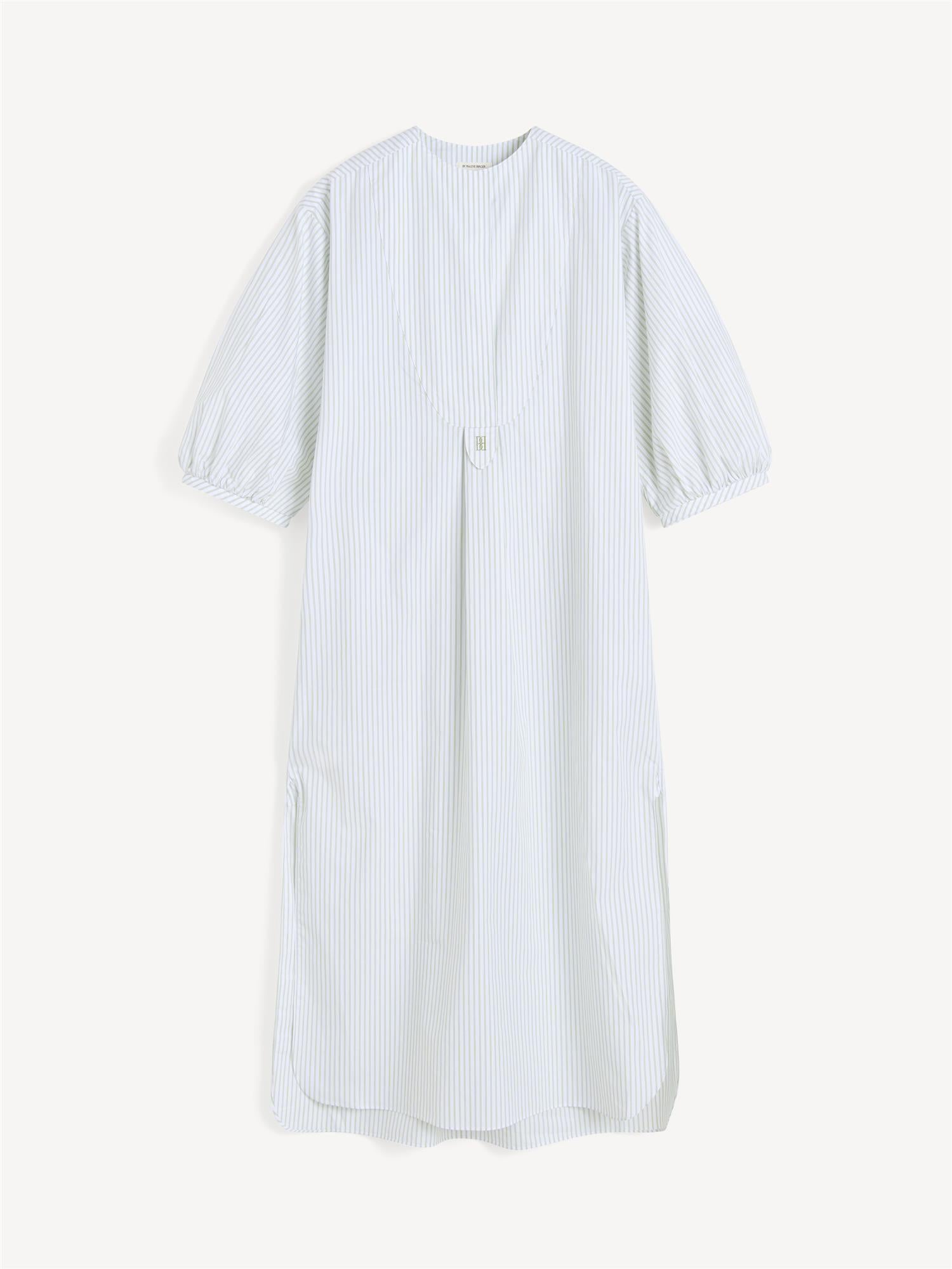 By Malene Birger Ayamo lang kjole i hvit med grønne striper, laget av 100% organisk bomull med en flatterende passform og splitt i siden.