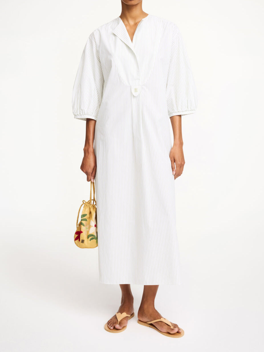 By Malene Birger Ayamo lang kjole i hvit med grønne striper, laget av 100% organisk bomull med en flatterende passform og splitt i siden.