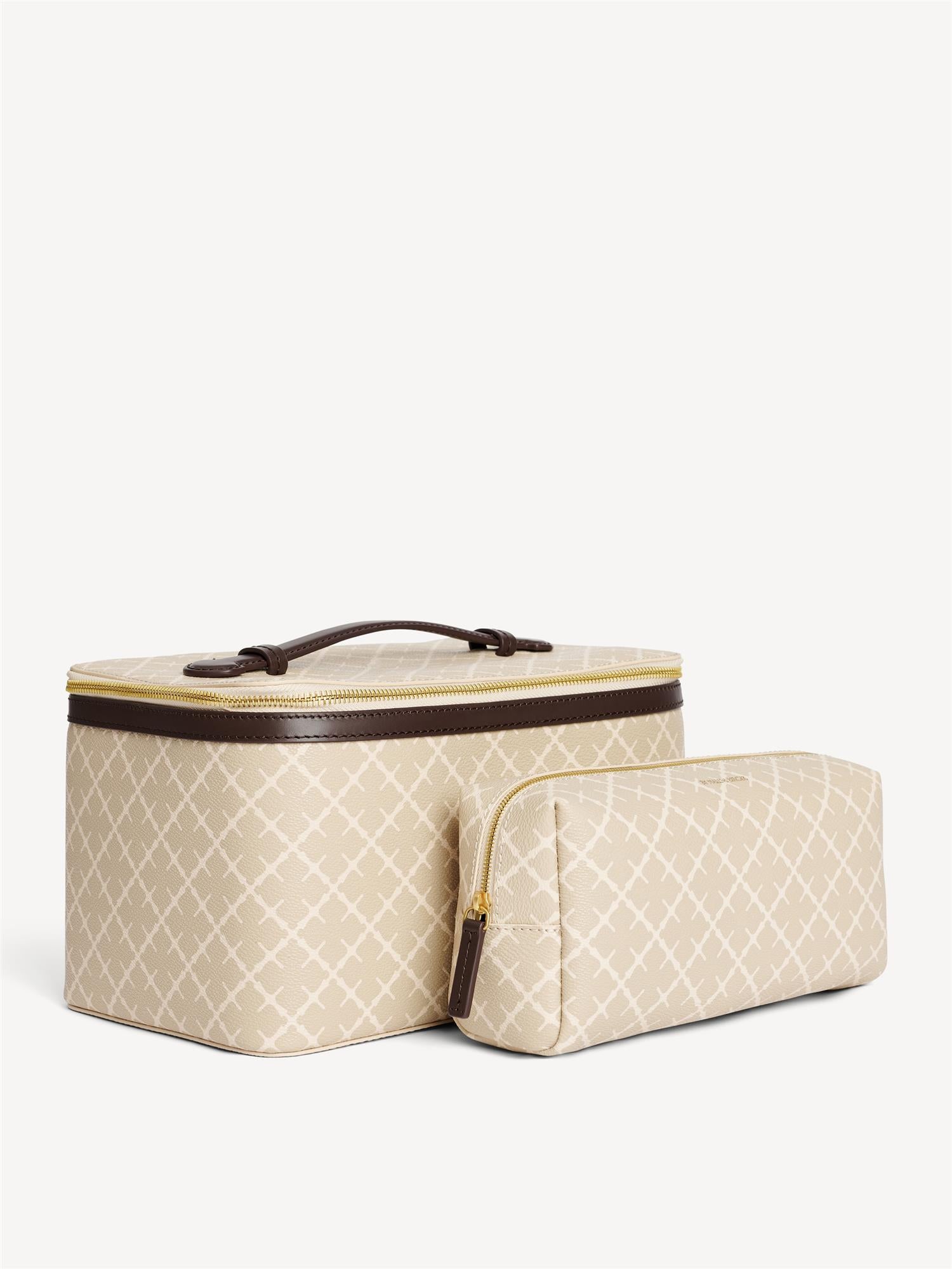 By Malene Birger Bae Beauty Box toalettmappe i beige, laget av polyvinylklorid med Signature Flower-print, med flere rom og en ekstra sminkepung.