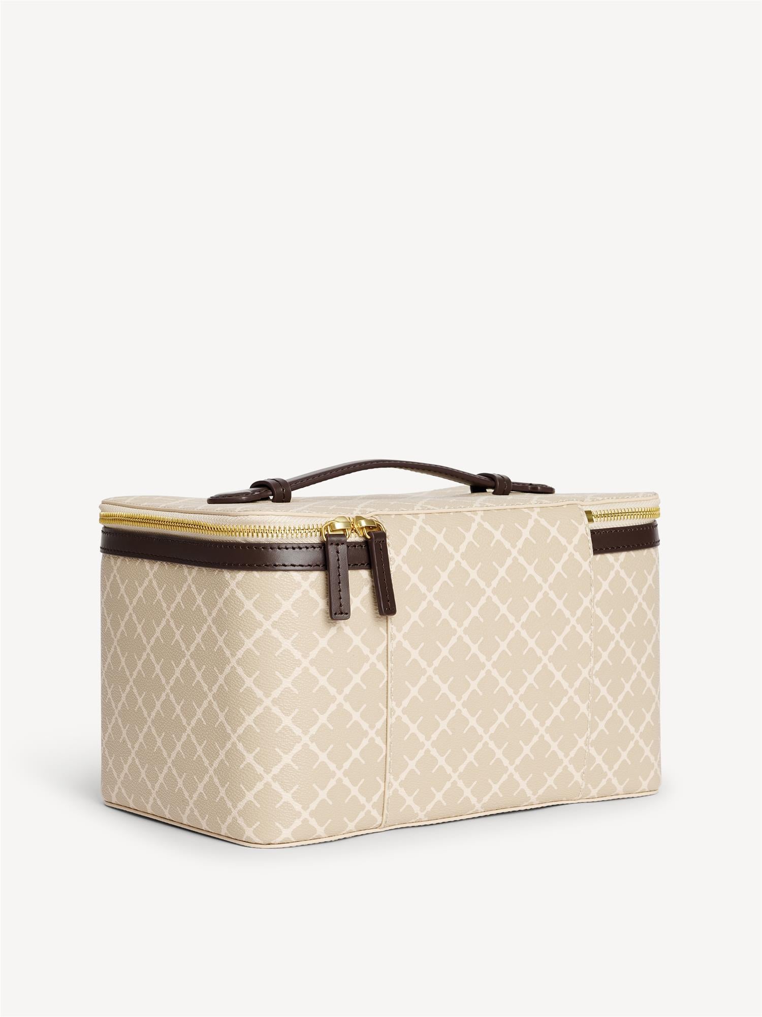 By Malene Birger Bae Beauty Box toalettmappe i beige, laget av polyvinylklorid med Signature Flower-print, med flere rom og en ekstra sminkepung.