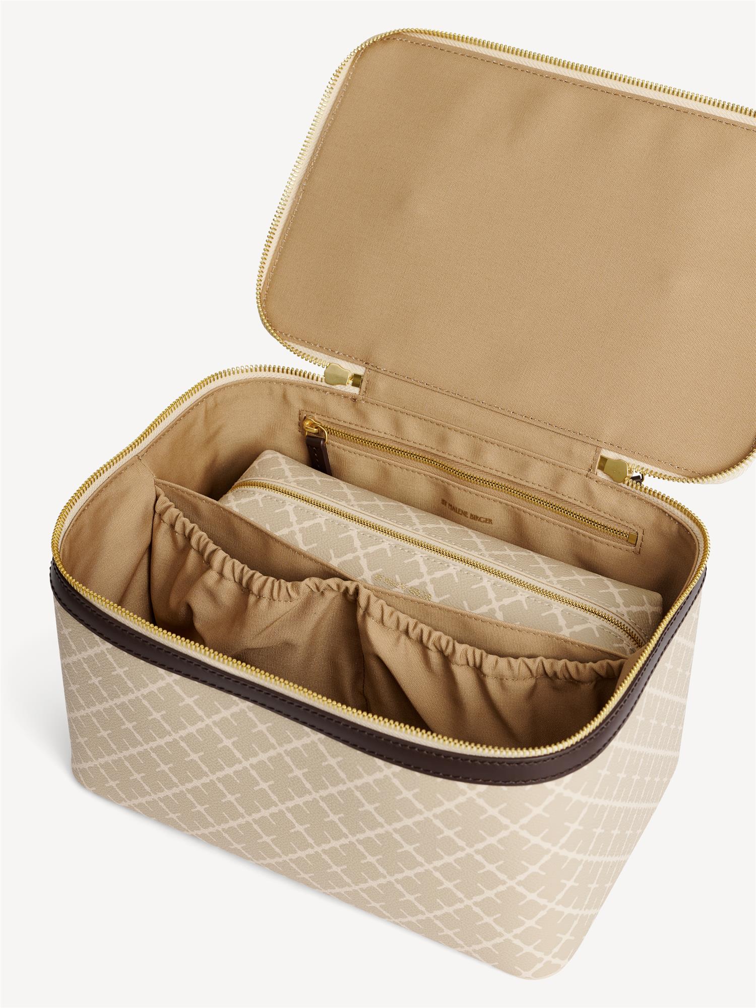 By Malene Birger Bae Beauty Box toalettmappe i beige, laget av polyvinylklorid med Signature Flower-print, med flere rom og en ekstra sminkepung.