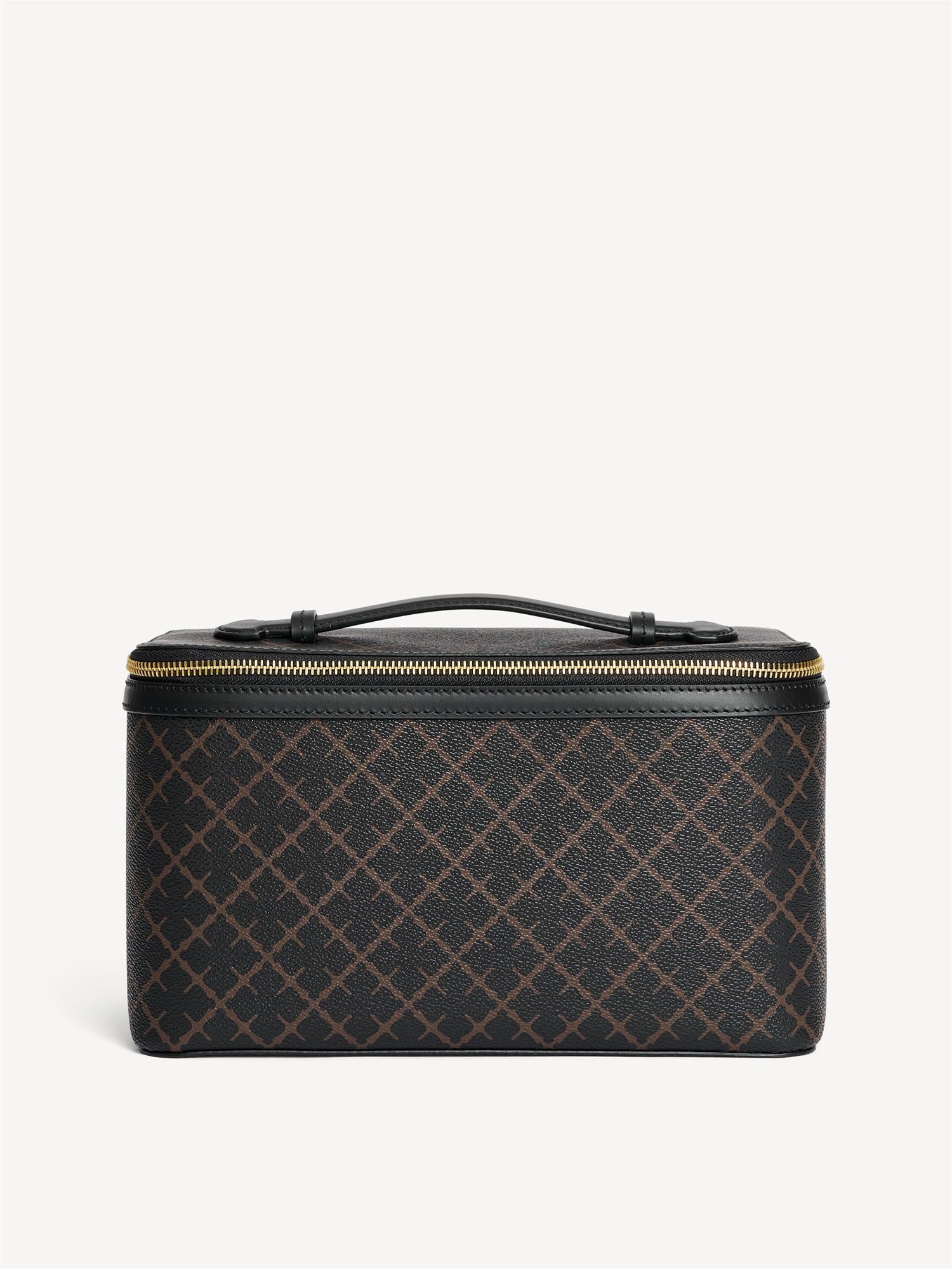 By Malene Birger Bae Beauty Box toalettmappe i brun, laget av polyvinylklorid med Signature Flower-print, med flere rom og en ekstra sminkepung.