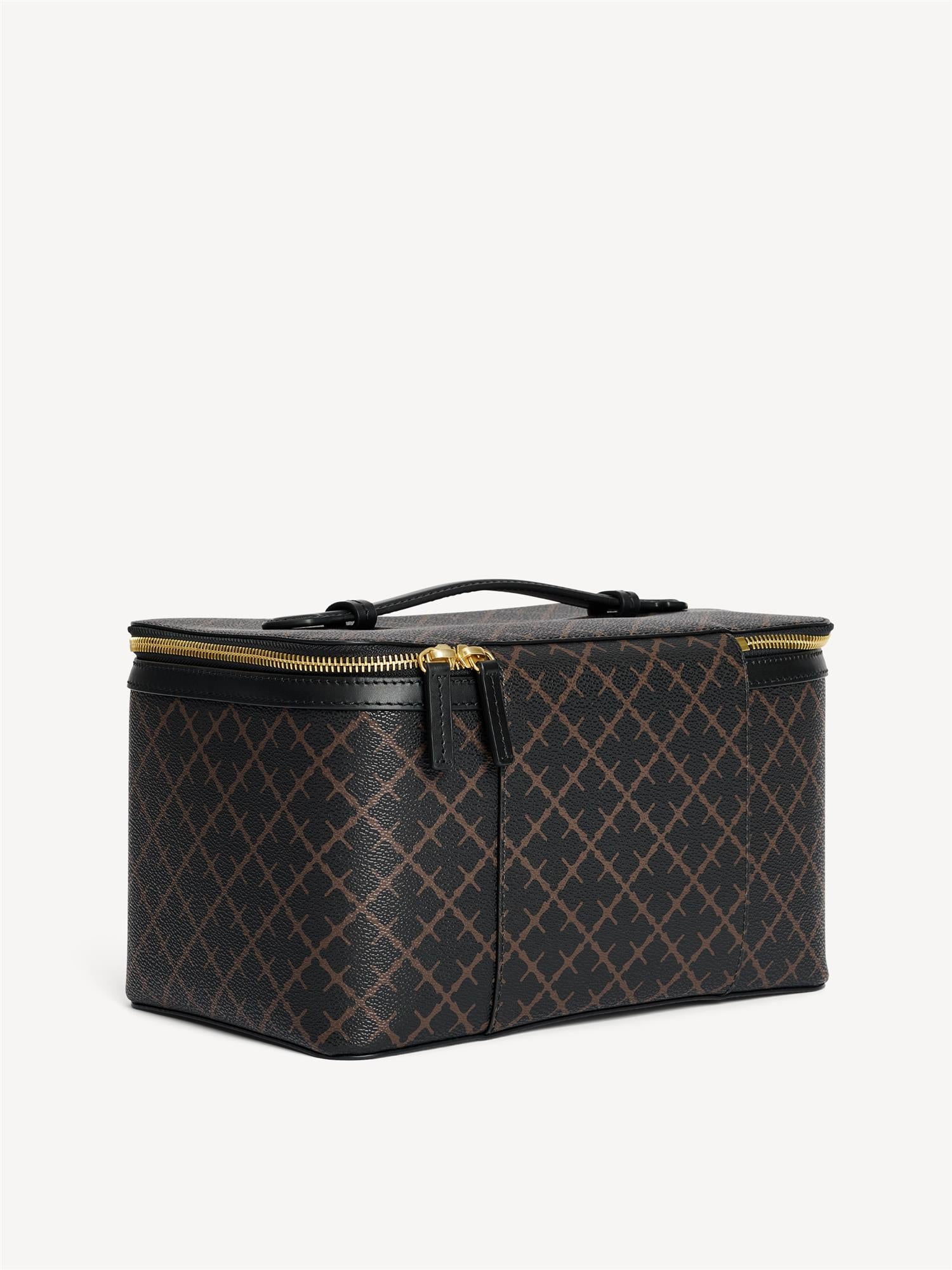 By Malene Birger Bae Beauty Box toalettmappe i brun, laget av polyvinylklorid med Signature Flower-print, med flere rom og en ekstra sminkepung.