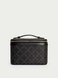 BAE BEAUTY SMALL toalettmappe fra By Malene Birger i fargen brun, laget i 100% polyvinylklorid med Signatur Flower print. Foret med cotton canvas, innvendig lomme og dobbel glidelås.