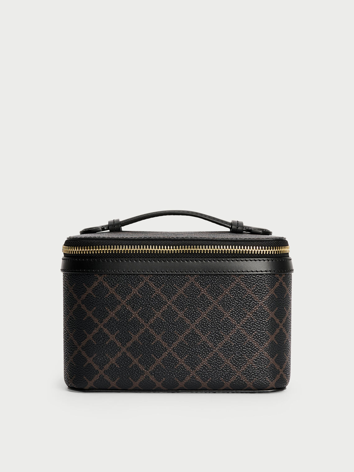 BAE BEAUTY SMALL toalettmappe fra By Malene Birger i fargen brun, laget i 100% polyvinylklorid med Signatur Flower print. Foret med cotton canvas, innvendig lomme og dobbel glidelås.