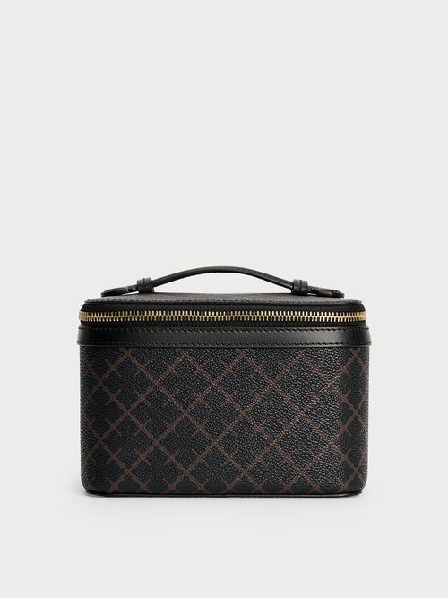 BAE BEAUTY SMALL toalettmappe fra By Malene Birger i fargen brun, laget i 100% polyvinylklorid med Signatur Flower print. Foret med cotton canvas, innvendig lomme og dobbel glidelås.