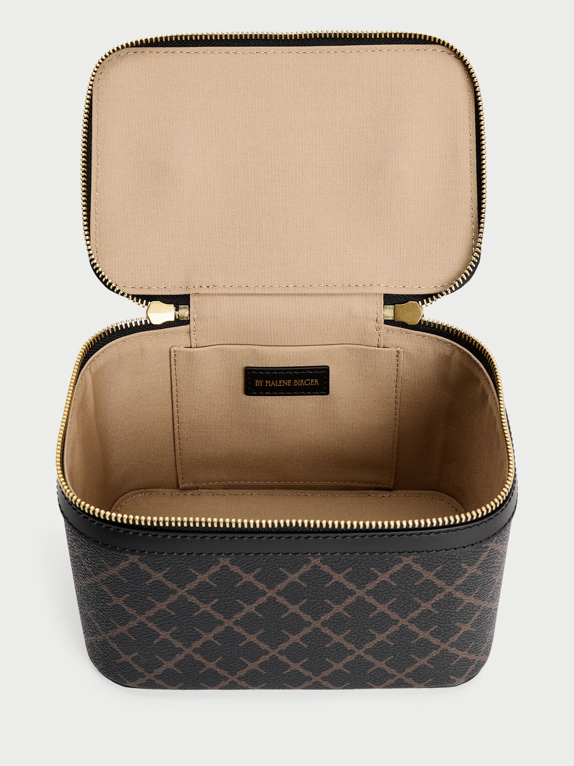BAE BEAUTY SMALL toalettmappe fra By Malene Birger i fargen brun, laget i 100% polyvinylklorid med Signatur Flower print. Foret med cotton canvas, innvendig lomme og dobbel glidelås.