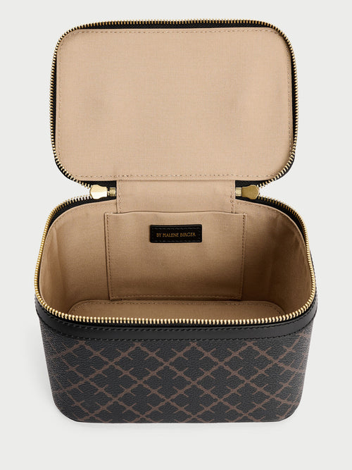 BAE BEAUTY SMALL toalettmappe fra By Malene Birger i fargen brun, laget i 100% polyvinylklorid med Signatur Flower print. Foret med cotton canvas, innvendig lomme og dobbel glidelås.
