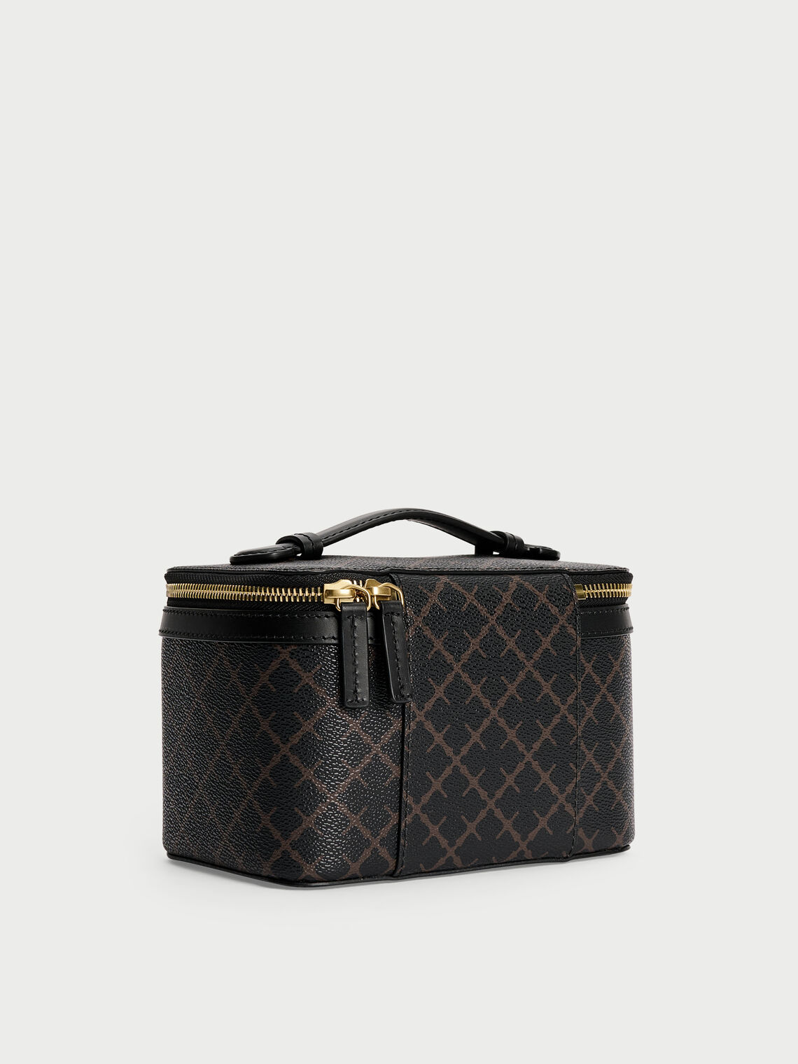 BAE BEAUTY SMALL toalettmappe fra By Malene Birger i fargen brun, laget i 100% polyvinylklorid med Signatur Flower print. Foret med cotton canvas, innvendig lomme og dobbel glidelås.