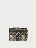 BAE BEAUTY SMALL toalettmappe fra By Malene Birger i fargen sort, laget i 100% polyvinylklorid med Signatur Flower print. Foret med cotton canvas, innvendig lomme og dobbel glidelås.