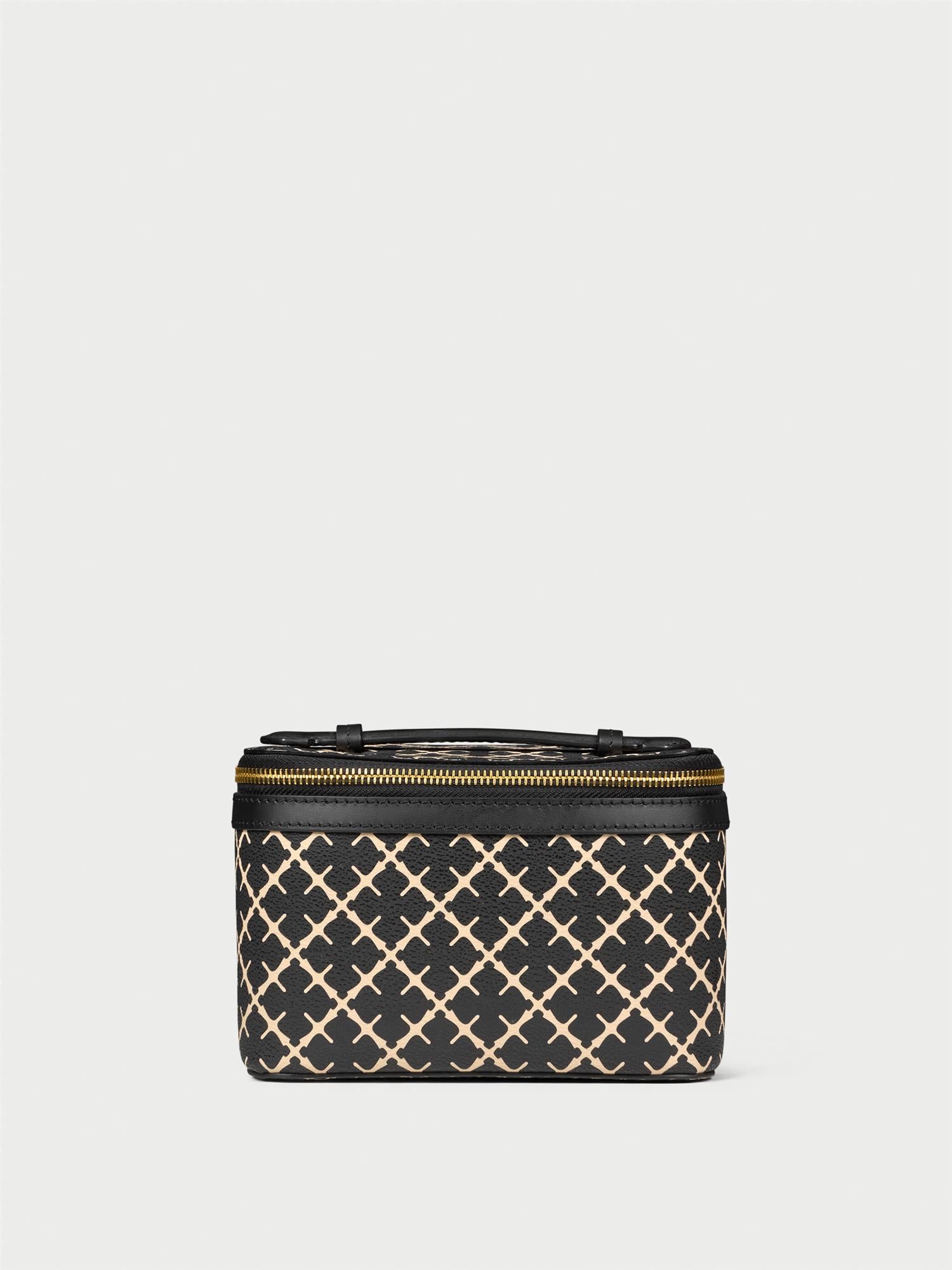 BAE BEAUTY SMALL toalettmappe fra By Malene Birger i fargen sort, laget i 100% polyvinylklorid med Signatur Flower print. Foret med cotton canvas, innvendig lomme og dobbel glidelås.