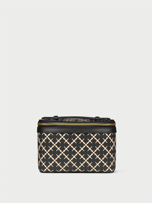 BAE BEAUTY SMALL toalettmappe fra By Malene Birger i fargen sort, laget i 100% polyvinylklorid med Signatur Flower print. Foret med cotton canvas, innvendig lomme og dobbel glidelås.