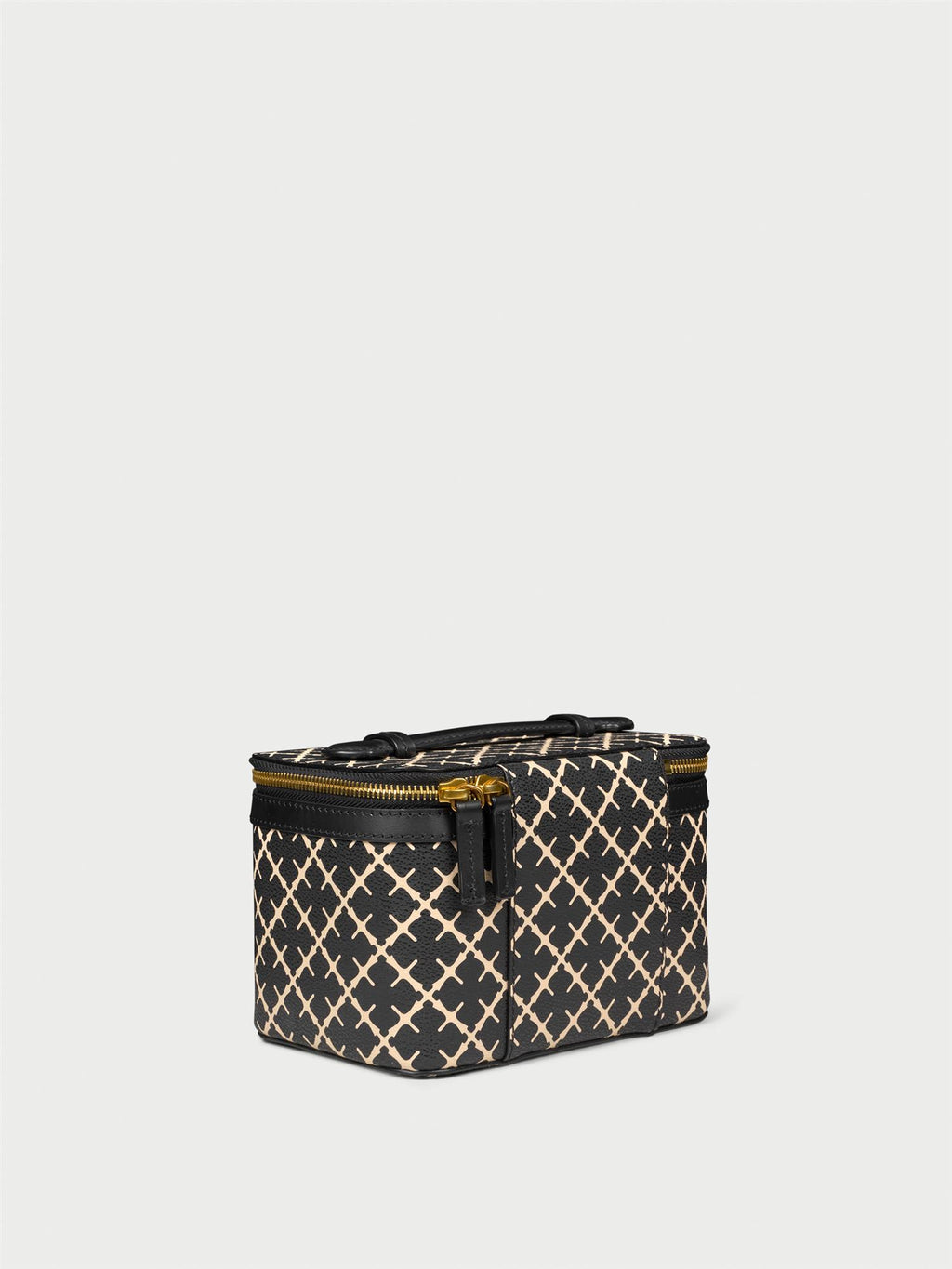 BAE BEAUTY SMALL toalettmappe fra By Malene Birger i fargen sort, laget i 100% polyvinylklorid med Signatur Flower print. Foret med cotton canvas, innvendig lomme og dobbel glidelås.