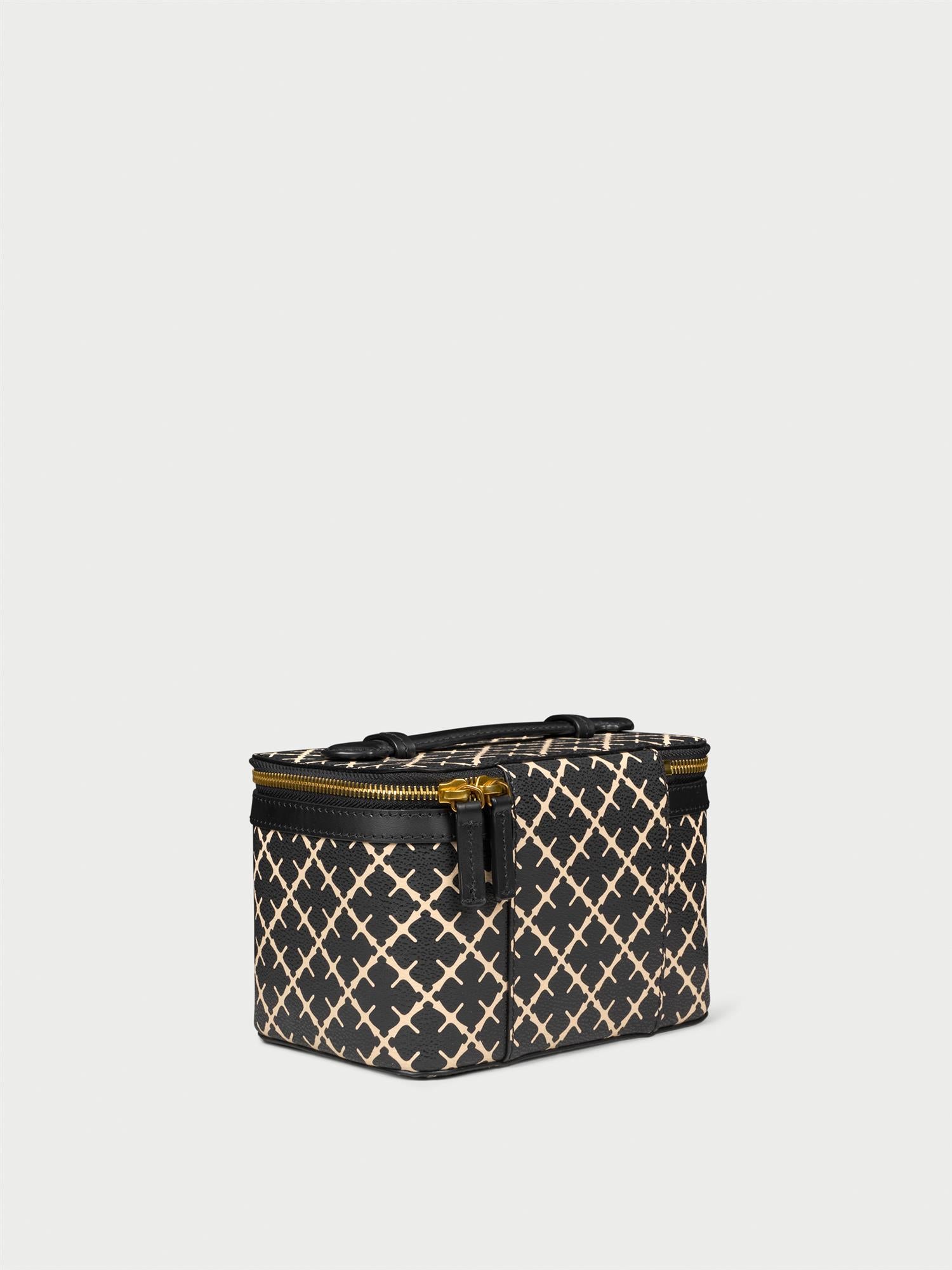 BAE BEAUTY SMALL toalettmappe fra By Malene Birger i fargen sort, laget i 100% polyvinylklorid med Signatur Flower print. Foret med cotton canvas, innvendig lomme og dobbel glidelås.