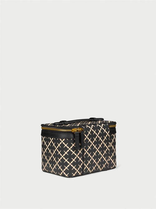 BAE BEAUTY SMALL toalettmappe fra By Malene Birger i fargen sort, laget i 100% polyvinylklorid med Signatur Flower print. Foret med cotton canvas, innvendig lomme og dobbel glidelås.