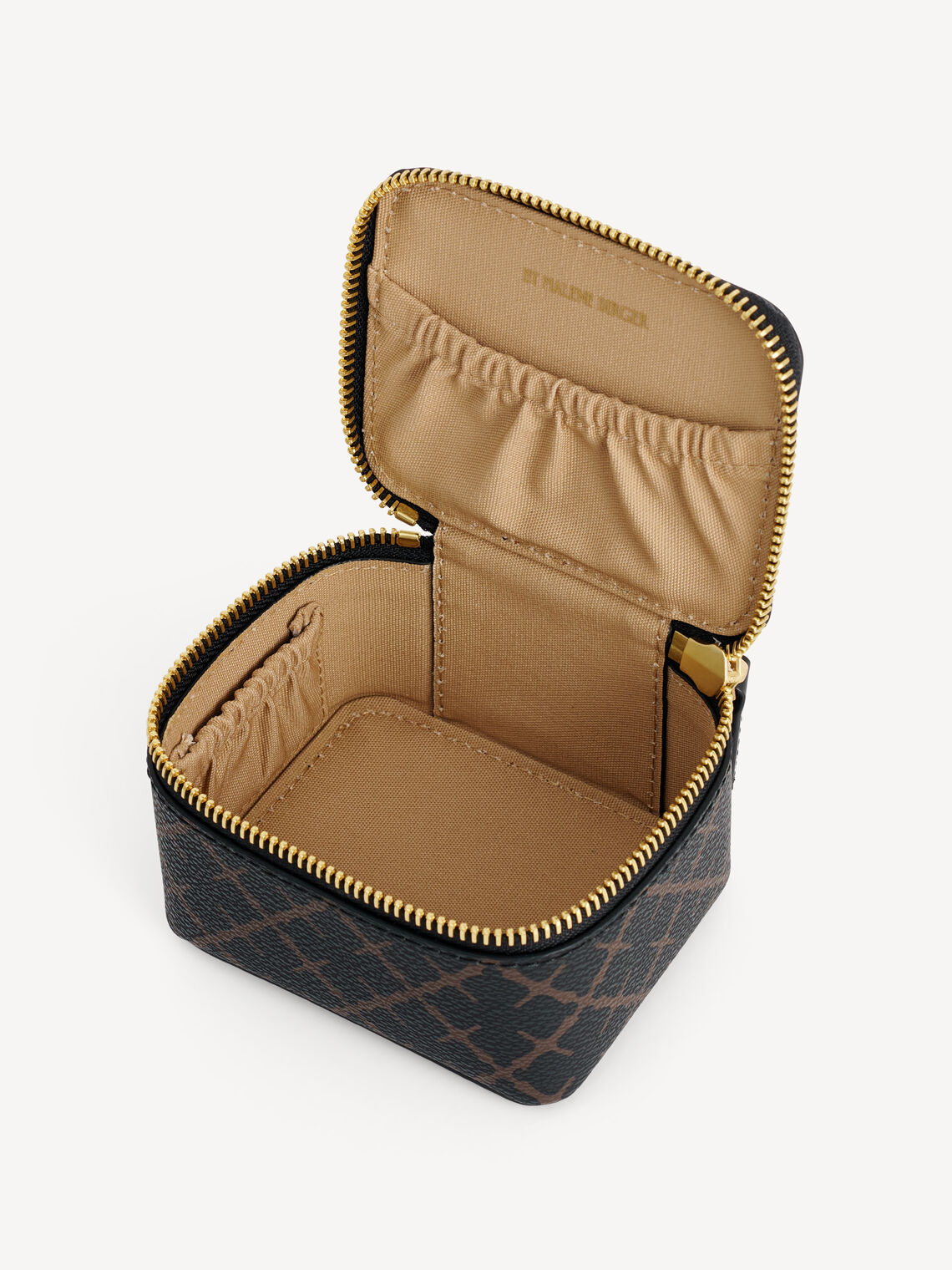 By Malene Birger Bae Bijoux reise smykkeskrin i brun, laget av polyvinylklorid med Signature Flower-print.