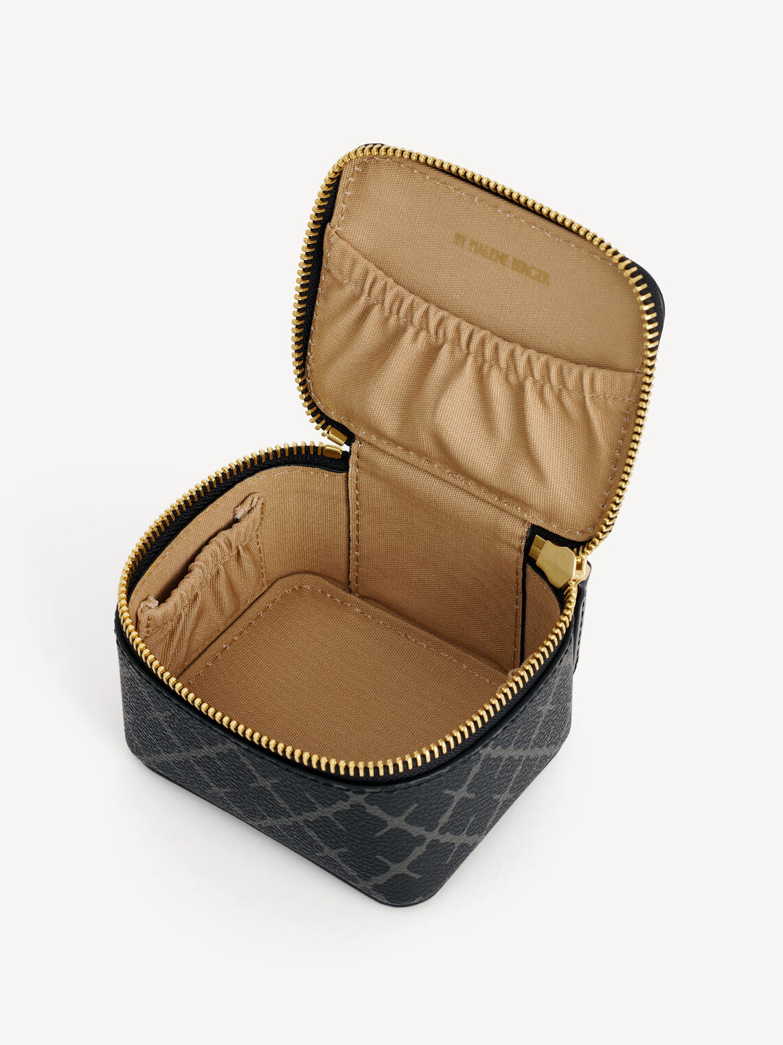 By Malene Birger Bae Bijoux reise smykkeskrin i grått, laget av polyvinylklorid med Signature Flower-print.