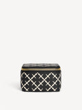By Malene Birger Bae Bijoux reise smykkeskrin i sort, laget av polyvinylklorid med Signature Flower-print.
