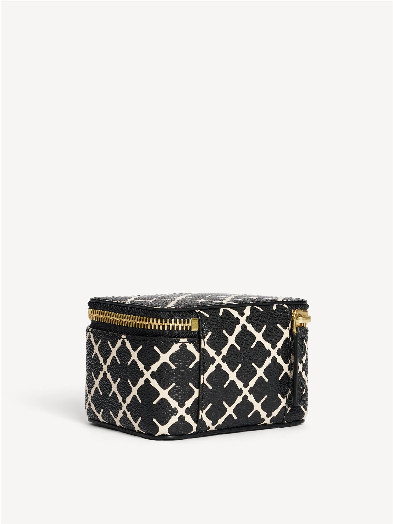 By Malene Birger Bae Bijoux reise smykkeskrin i sort, laget av polyvinylklorid med Signature Flower-print.