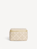 By Malene Birger Bae Bijoux reise smykkeskrin i beige, laget av polyvinylklorid med Signature Flower-print.