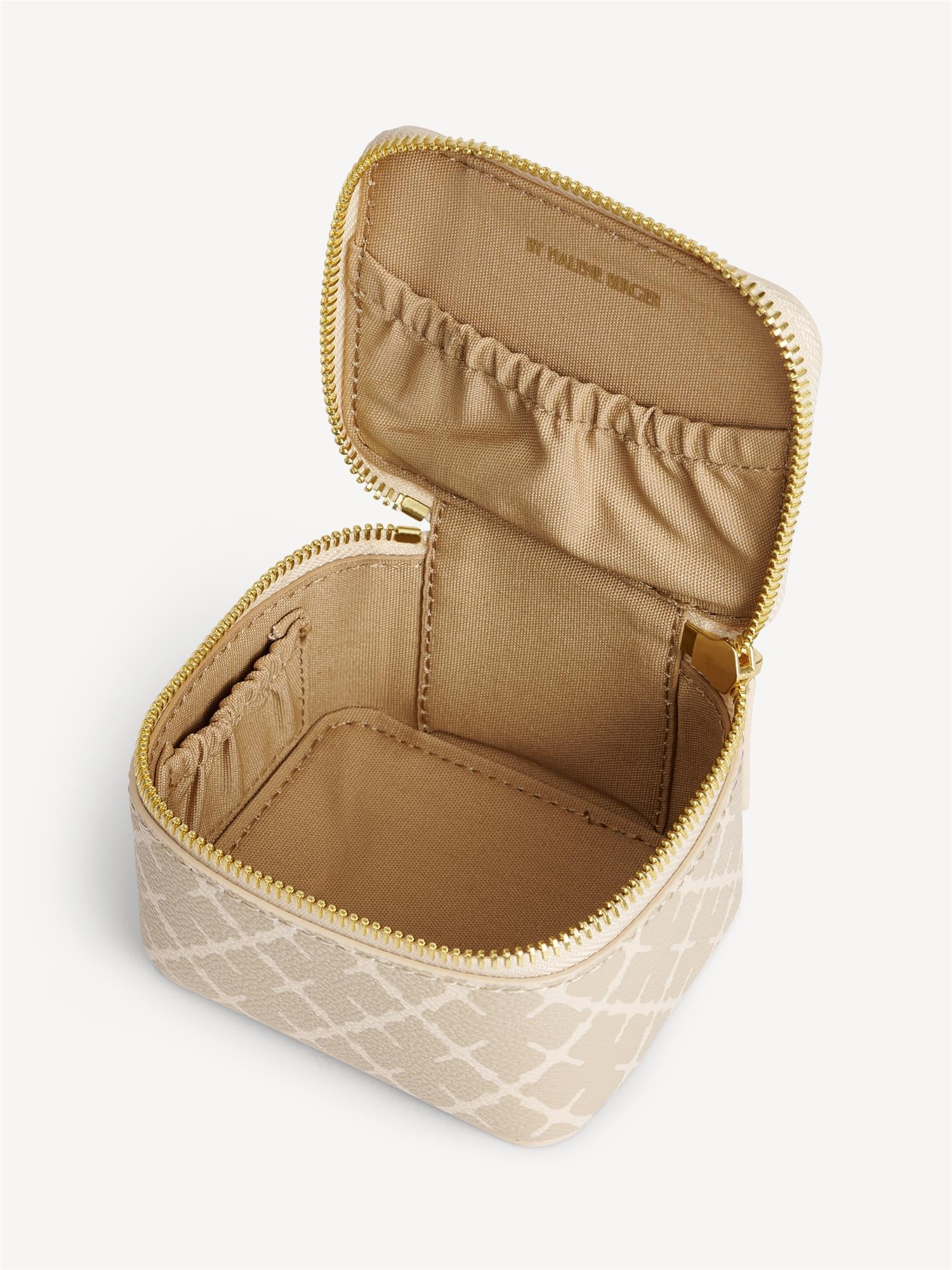 By Malene Birger Bae Bijoux reise smykkeskrin i beige, laget av polyvinylklorid med Signature Flower-print.