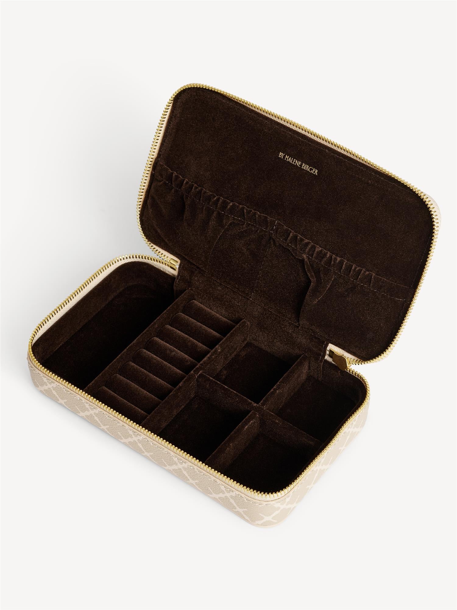 By Malene Birger Bae Cher smykkeskrin i beige, laget av polyvinylklorid med Signature Flower-print.