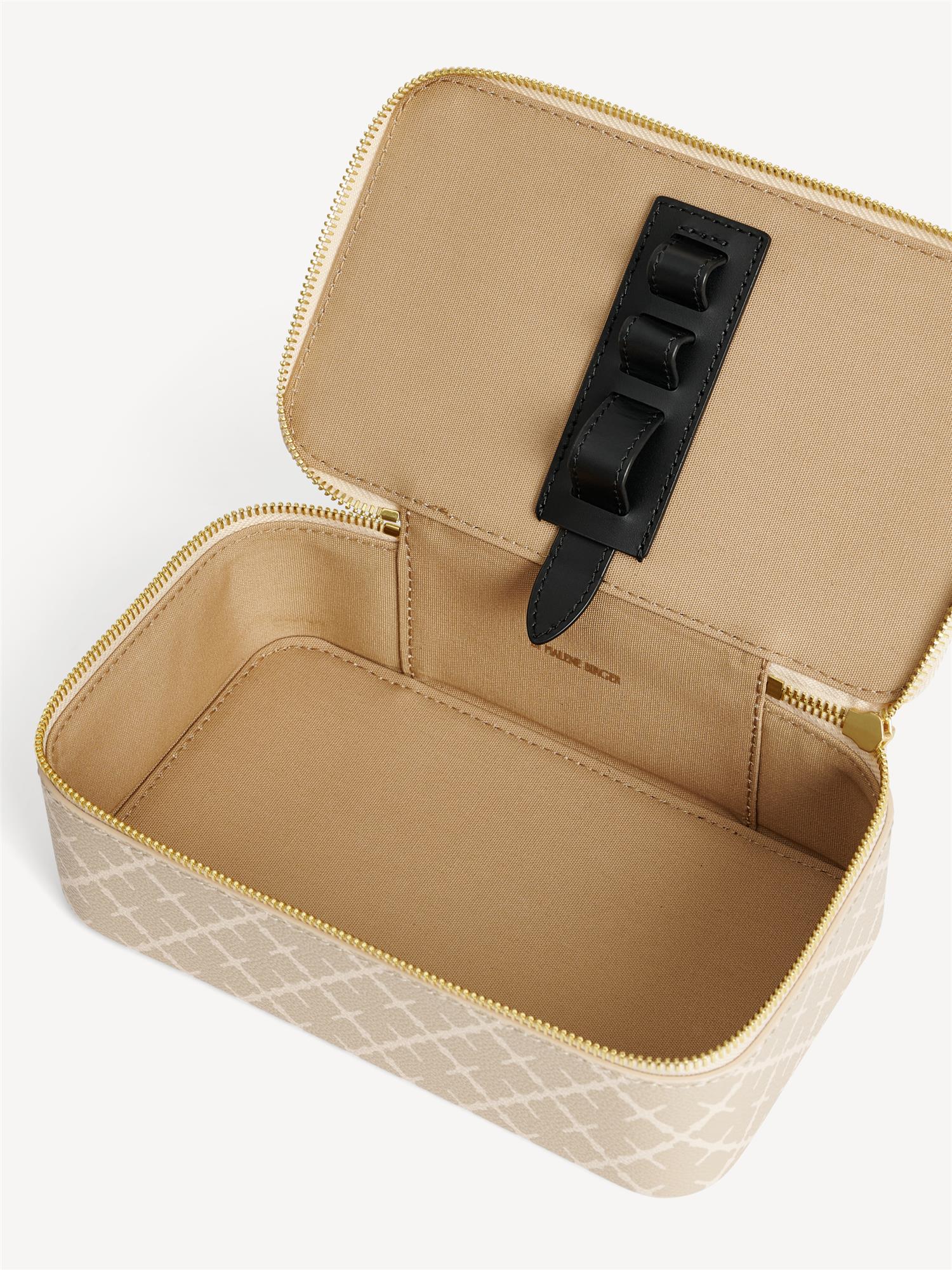 By Malene Birger Bae Makeup sminkeveske i beige, laget av polyvinylklorid med Signature Flower-print.