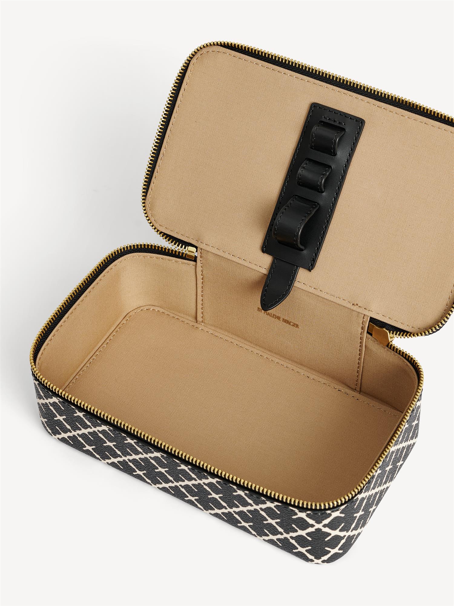 By Malene Birger Bae Makeup sminkeveske i sort, laget av polyvinylklorid med Signature Flower-print.