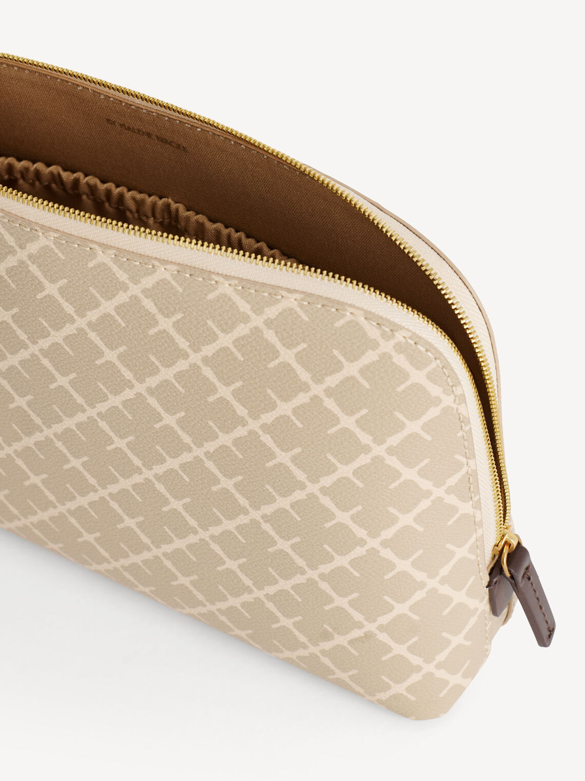 By Malene Birger Bae medium toalettmappe i beige, laget av polyvinylklorid, med skinndetaljer og et slitesterkt bomullsmateriale på innsiden.