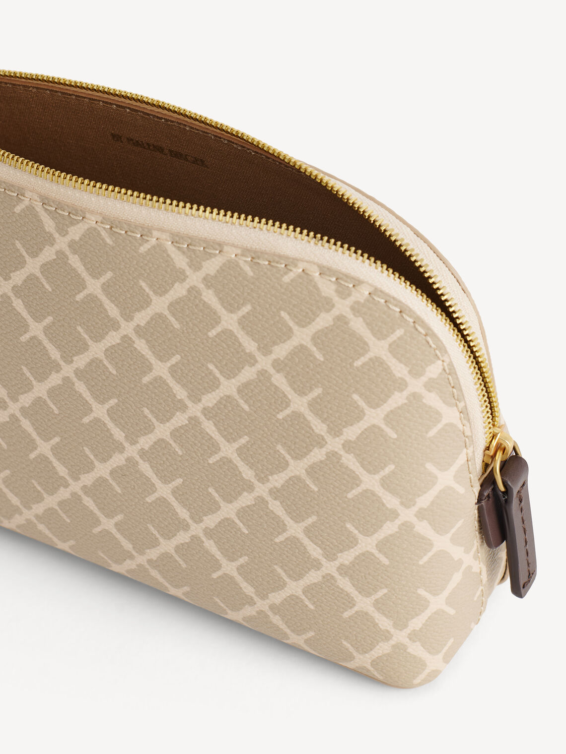 By Malene Birger Bae Small sminkepung i beige, laget av polyvinylklorid med Signature Flower-print.