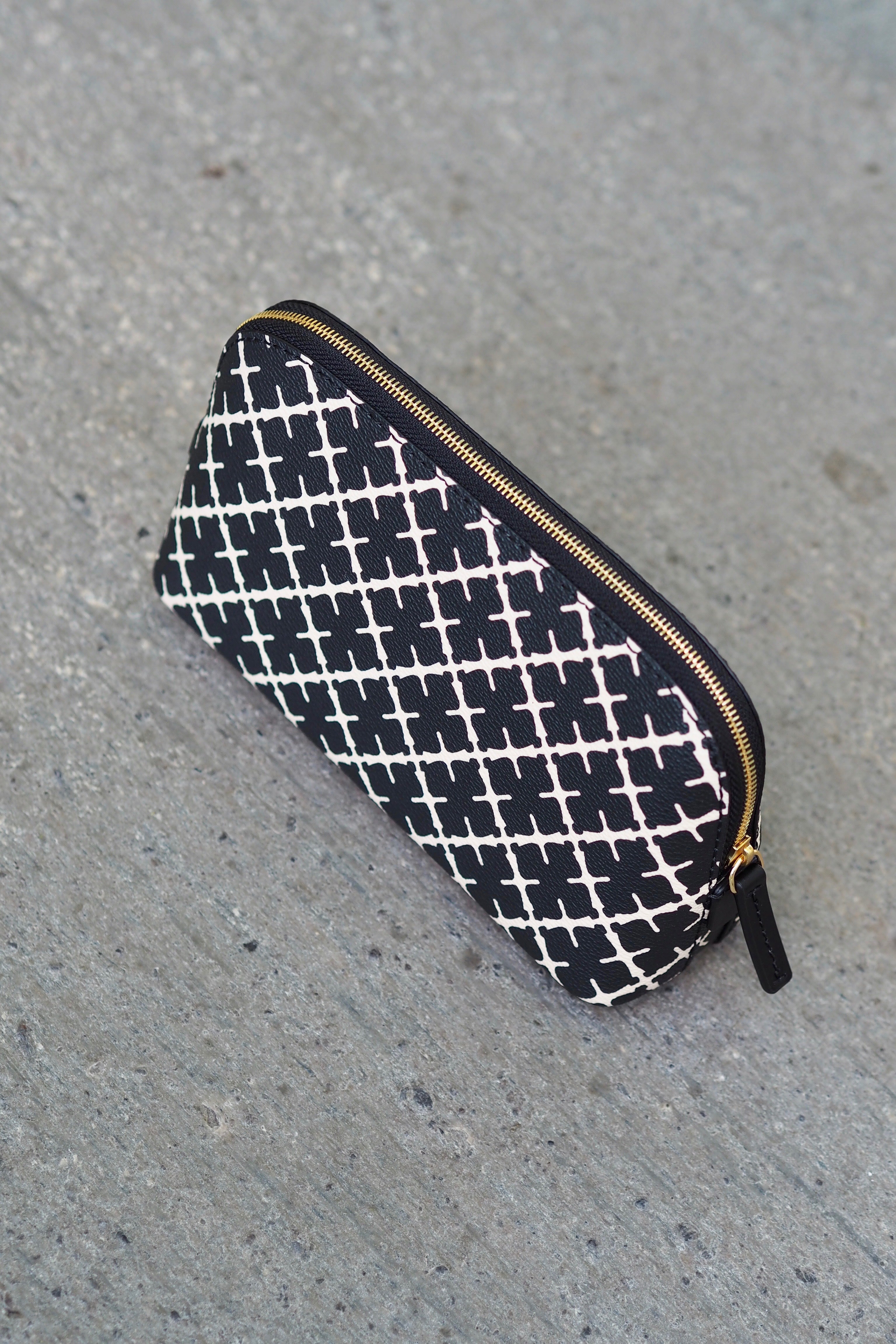 By Malene Birger Bae Small sminkepung i sort, laget av polyvinylklorid med Signature Flower-print.