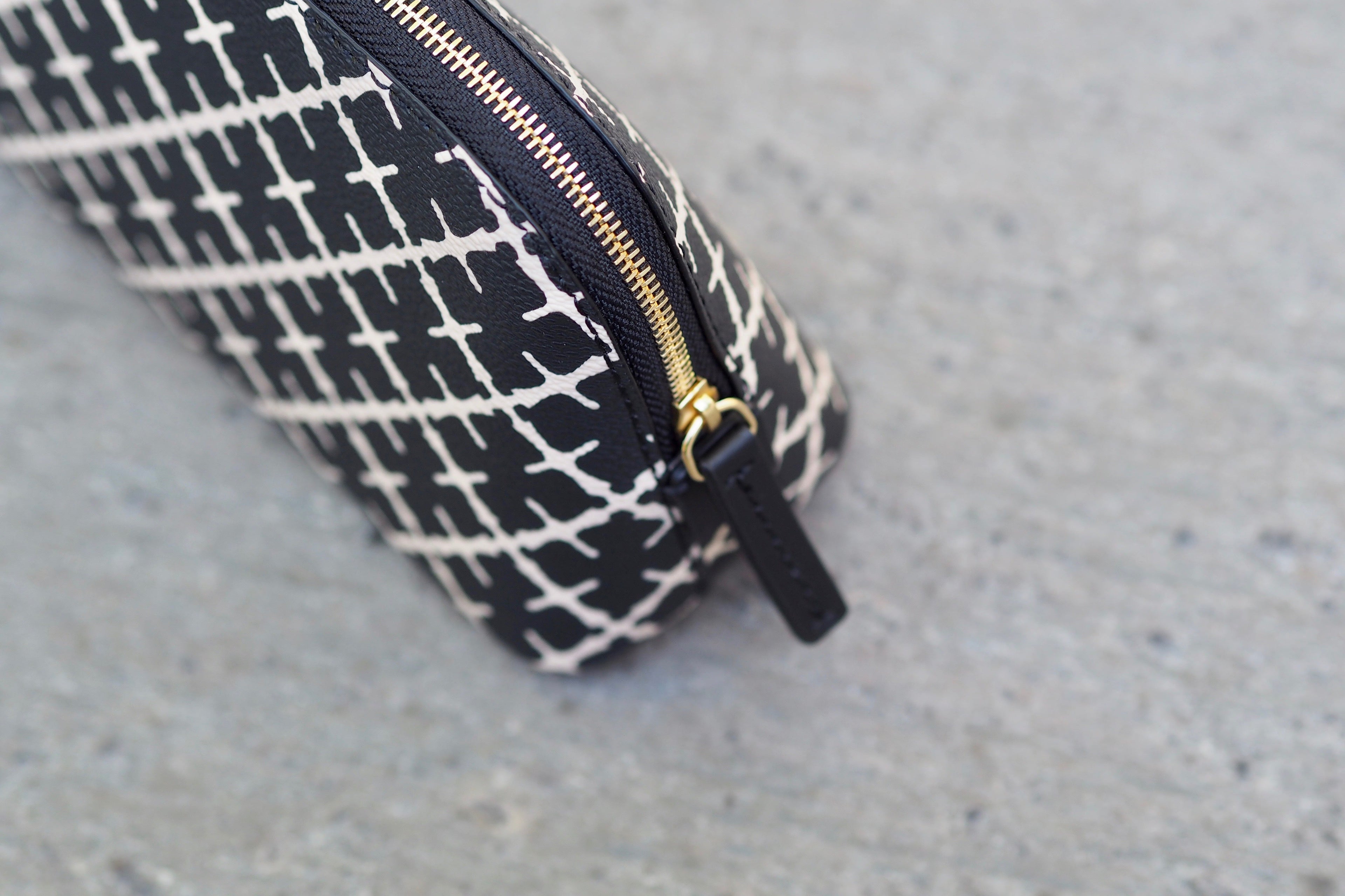 By Malene Birger Bae Small sminkepung i sort, laget av polyvinylklorid med Signature Flower-print.